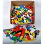 LARGE ASSORTMENT OF LOOSE LEGO BRICKS