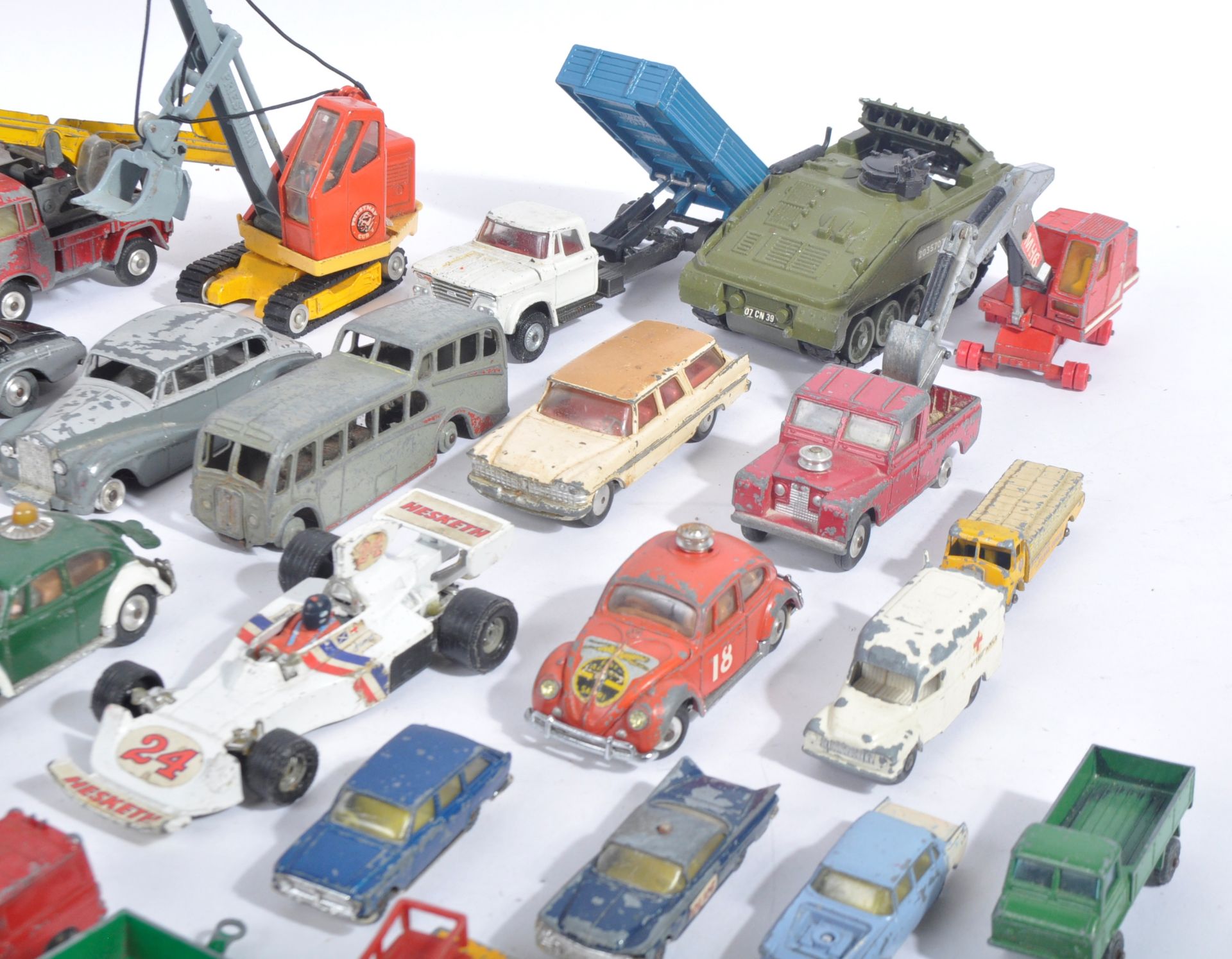 LARGE COLLECTION OF ASSORTED VINTAGE DIECAST MODELS - Bild 6 aus 8