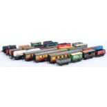 COLLECTION OF ASSORTED 00 GAUGE MODEL RAILWAY WAGONS & CARRIAGES