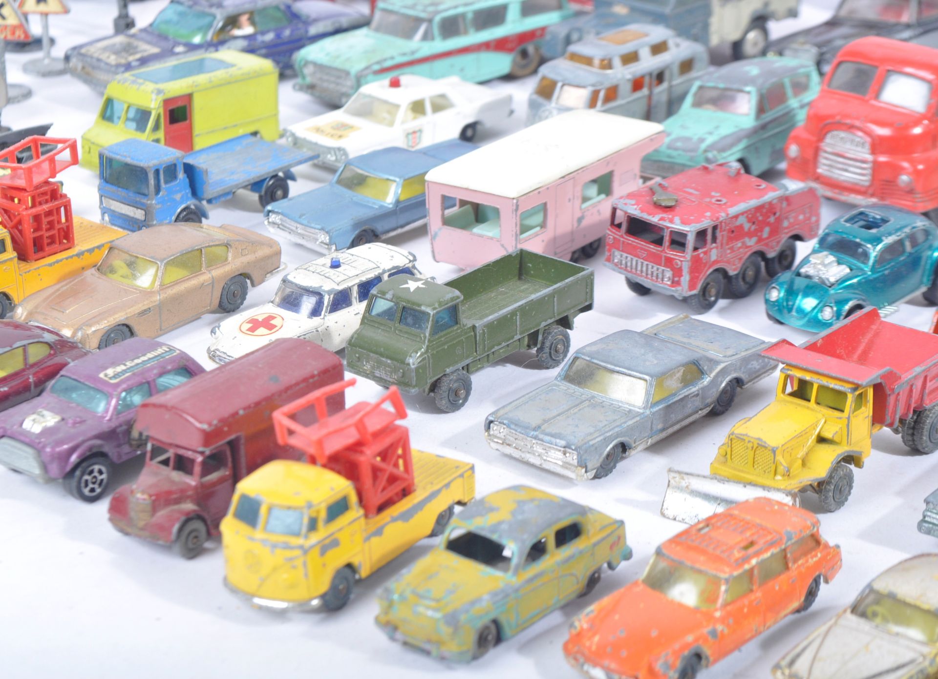 LARGE COLLECTION OF ASSORTED VINTAGE DIECAST MODELS - Bild 8 aus 8