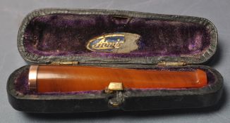 1923 AMBER AND 9CT GOLD CIGARETTE CHEROOT