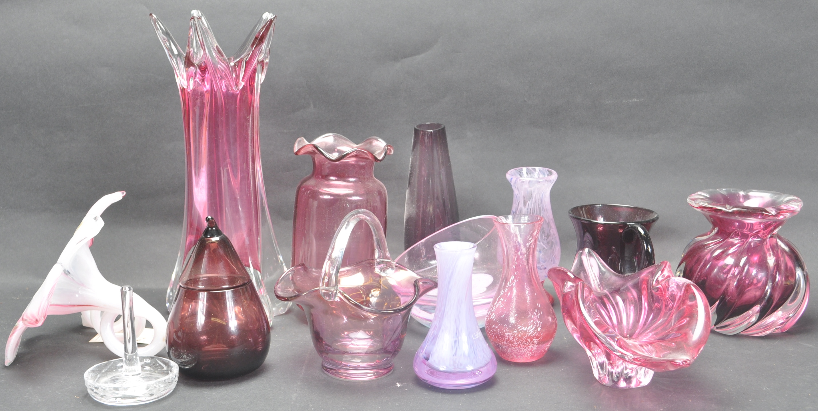 COLLECTION OF 20TH CENTURY GLASS VASES AND ORNAMENTS. - Image 2 of 9