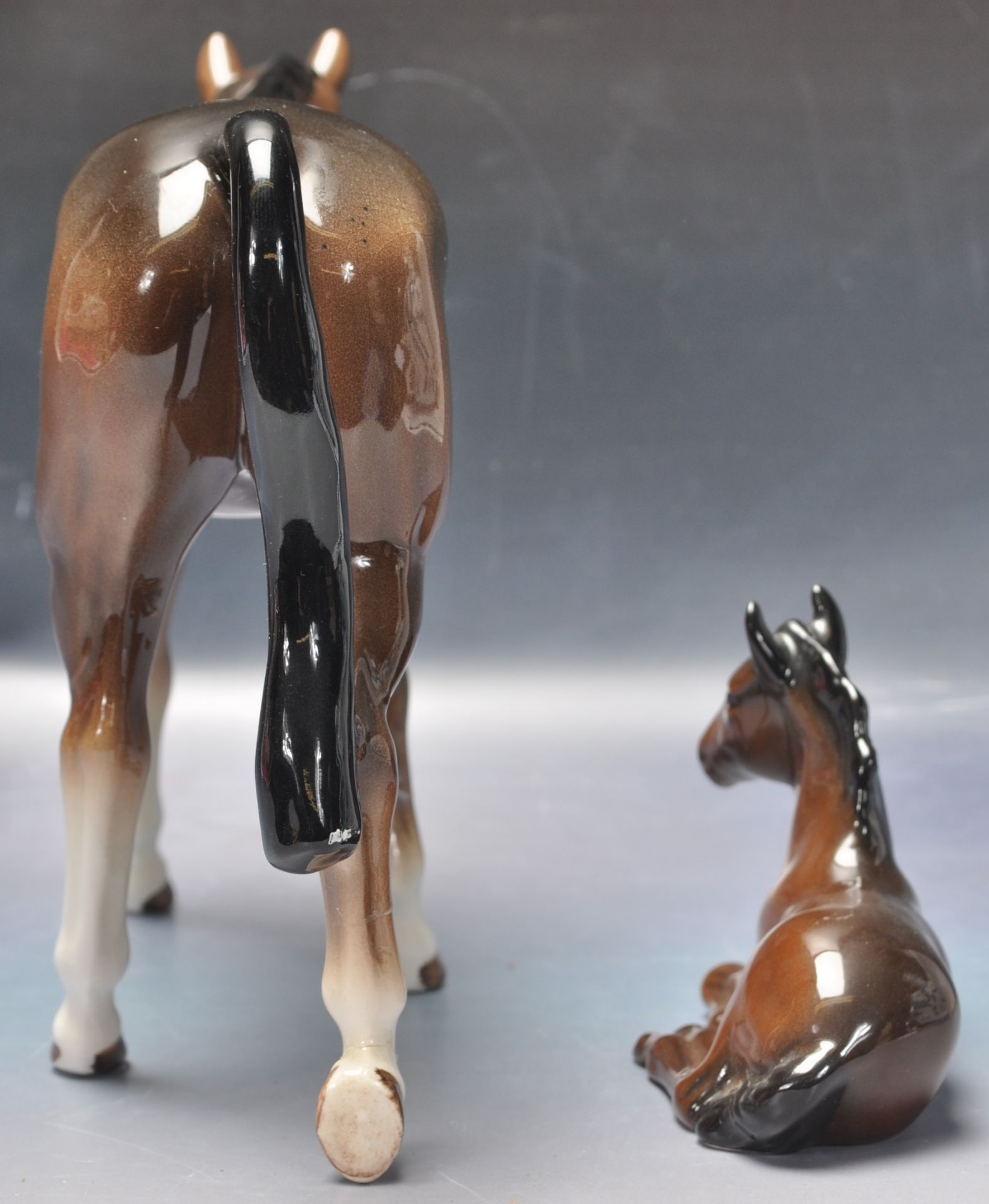 PAIR OF BROWN BESWICK HORSE FIGURINES. - Image 4 of 8