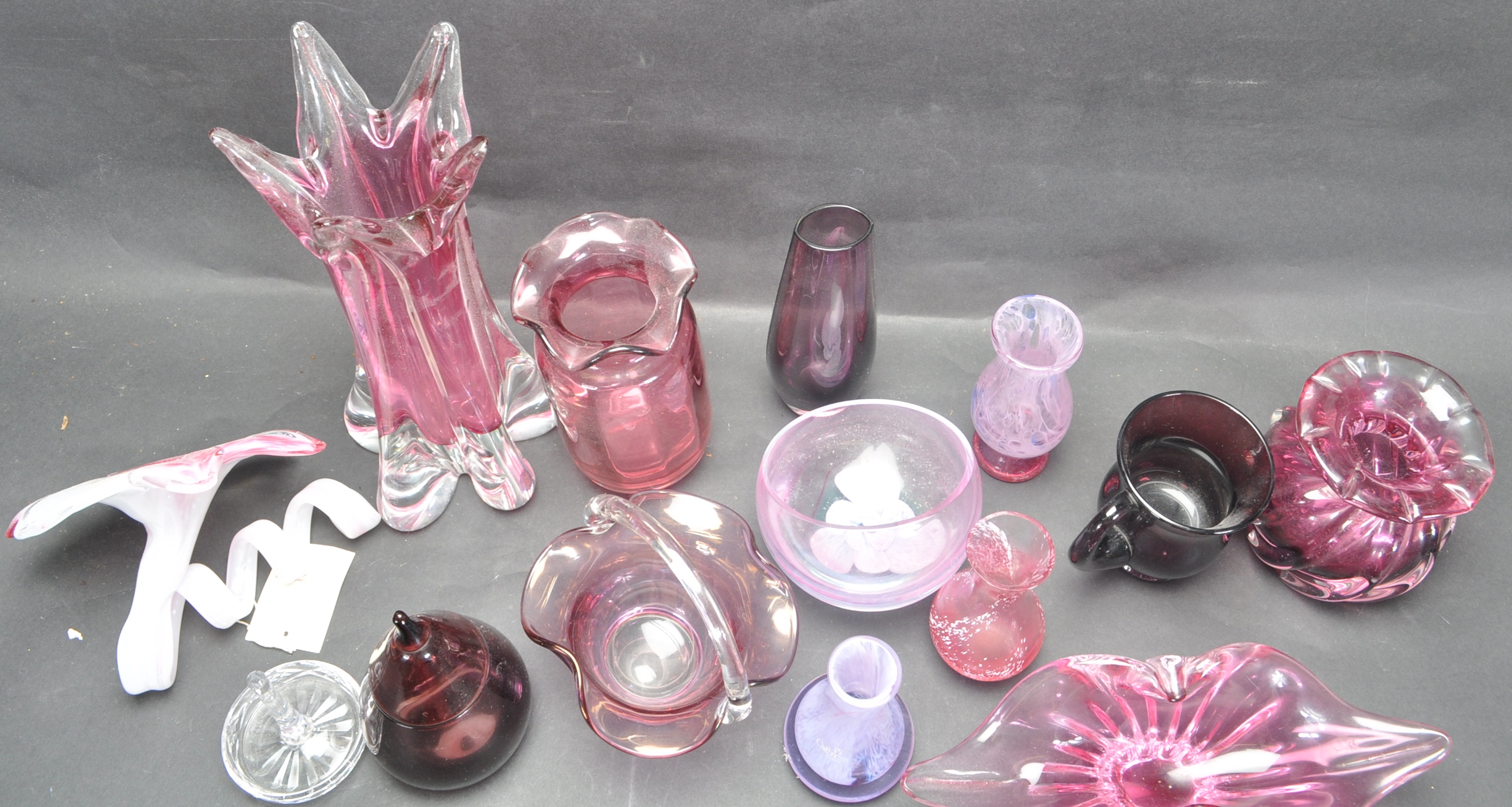 COLLECTION OF 20TH CENTURY GLASS VASES AND ORNAMENTS. - Image 5 of 9