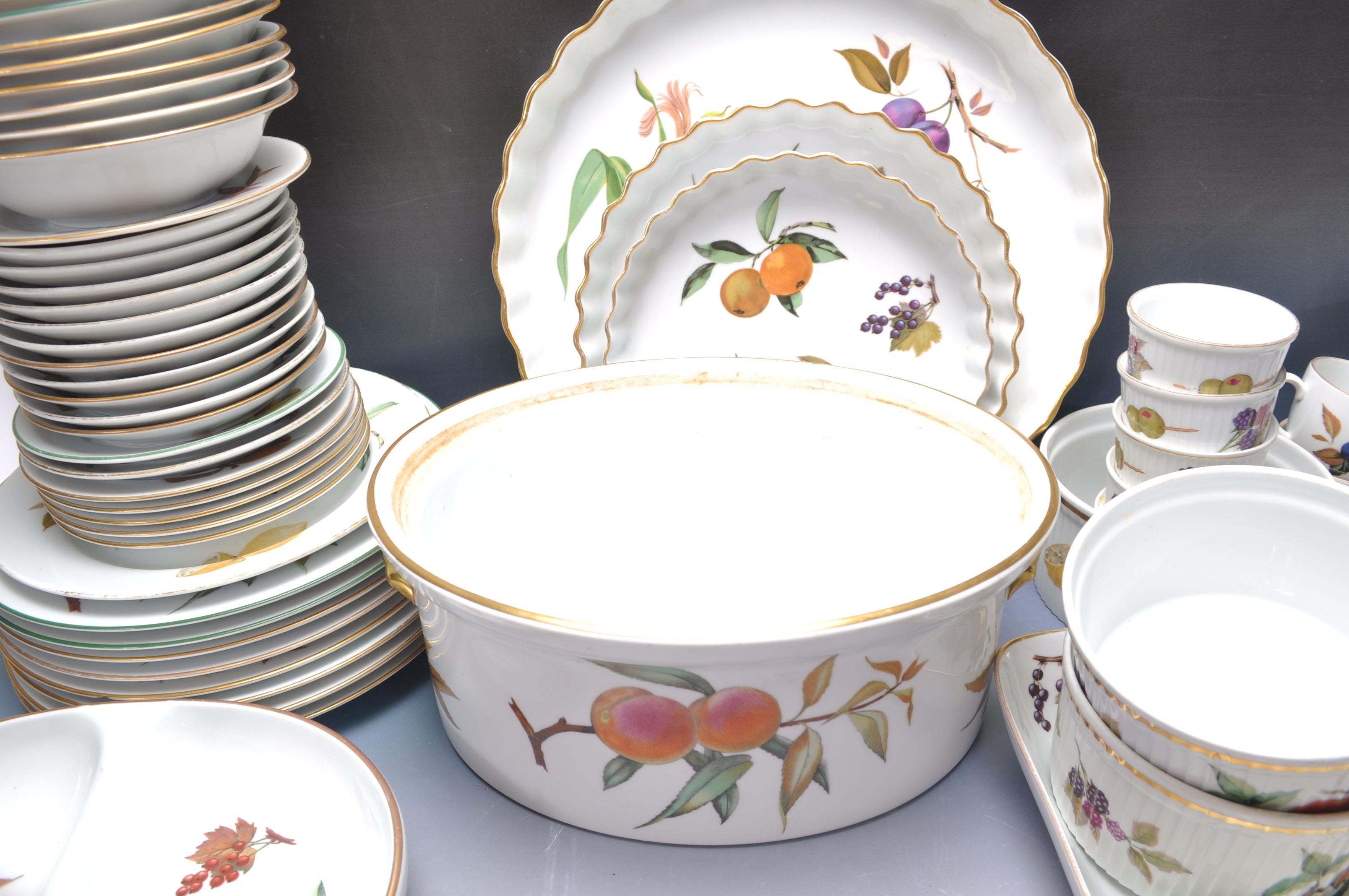 LARGE COLLECTION OF VINTAGE 20TH CENTURY ROYAL WORCESTER EVESHAM TABLEWARE - Image 4 of 16
