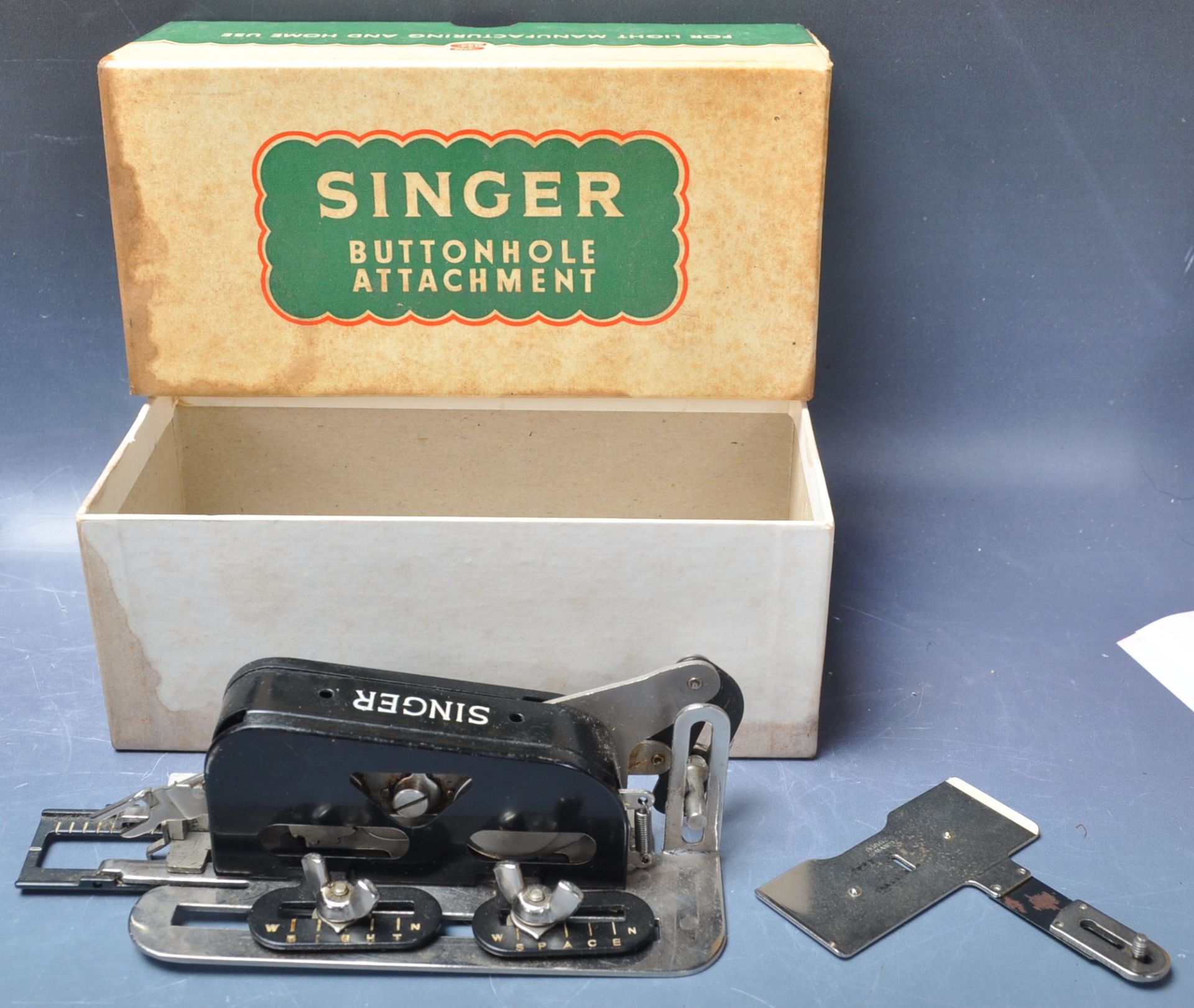 VINTAGE 20TH CENTURY 201K SEWING MACHINE AND EXTRAS - Image 7 of 11