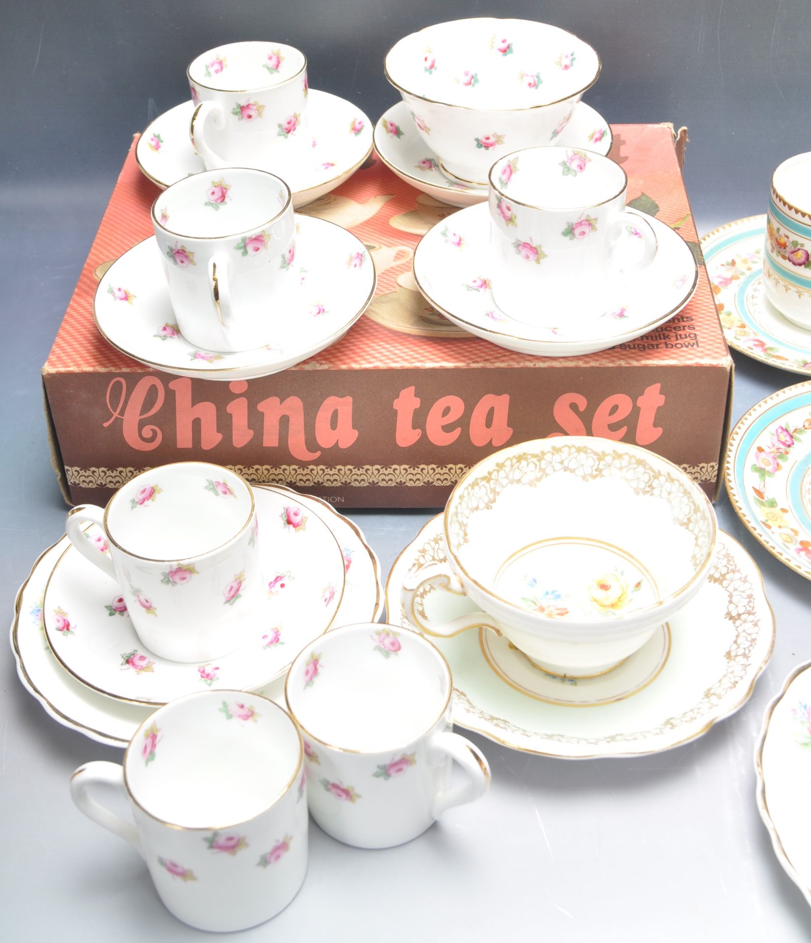 COLLECTION OF VINTAGE TEA CUPS AND SAUCERS. - Image 4 of 10