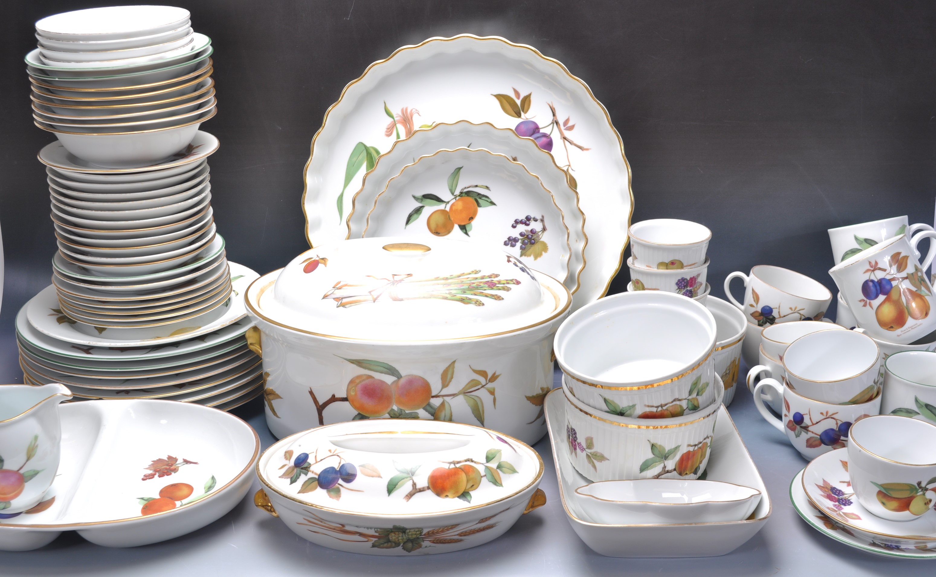 LARGE COLLECTION OF VINTAGE 20TH CENTURY ROYAL WORCESTER EVESHAM TABLEWARE