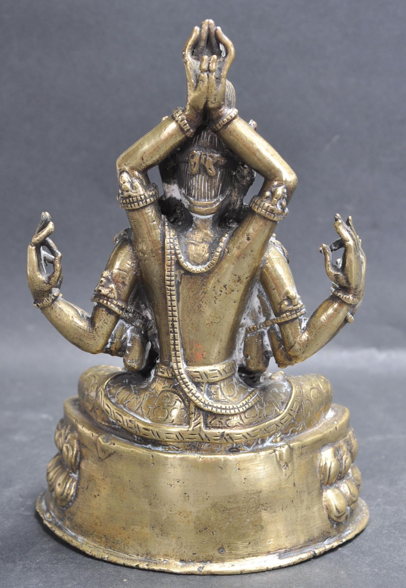 20TH CENTURY TIBETAN BUDDHISM LOTUS SEAT 12 HANDS VAJRA GUAN YIN BUDDHA - Image 3 of 6