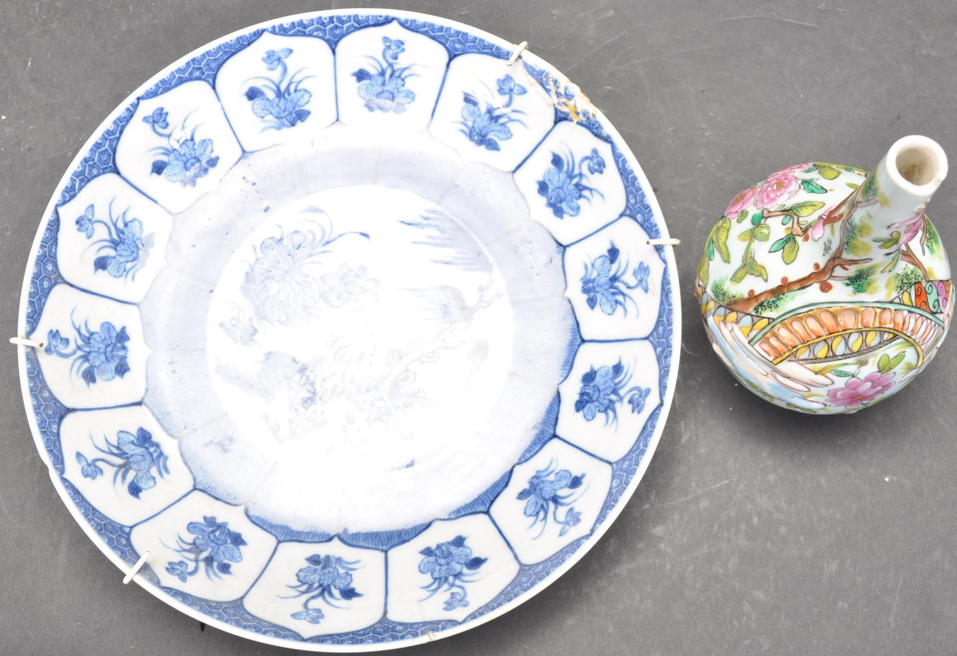 19TH CENTURY CHINESE ORIENTAL BLUE AND WHITE CABINET PLATE AND VASE - Image 4 of 5