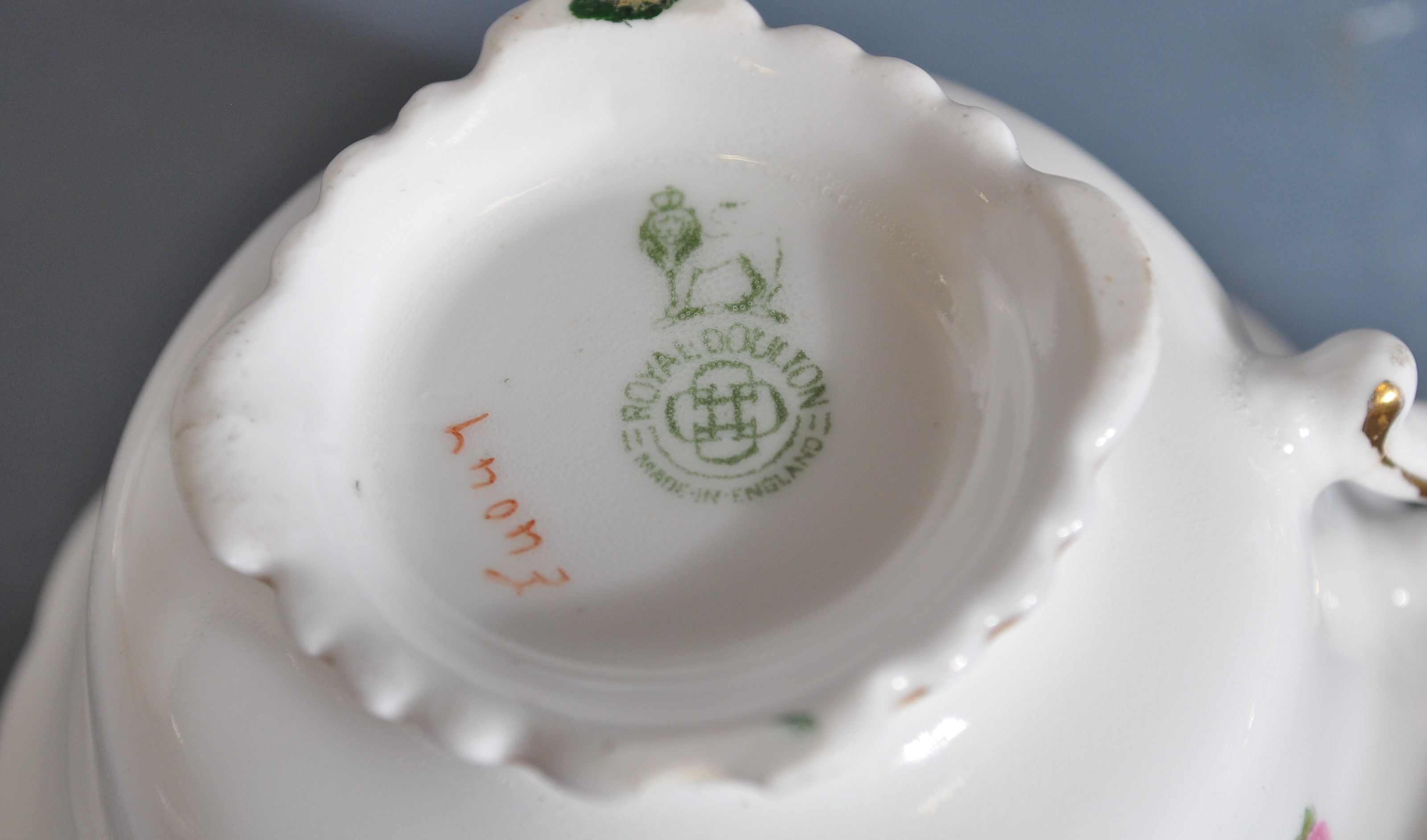 ROYAL ALBERT OLD COUNTRY ROSES TEA SERVICE & DOULTON - Image 7 of 7