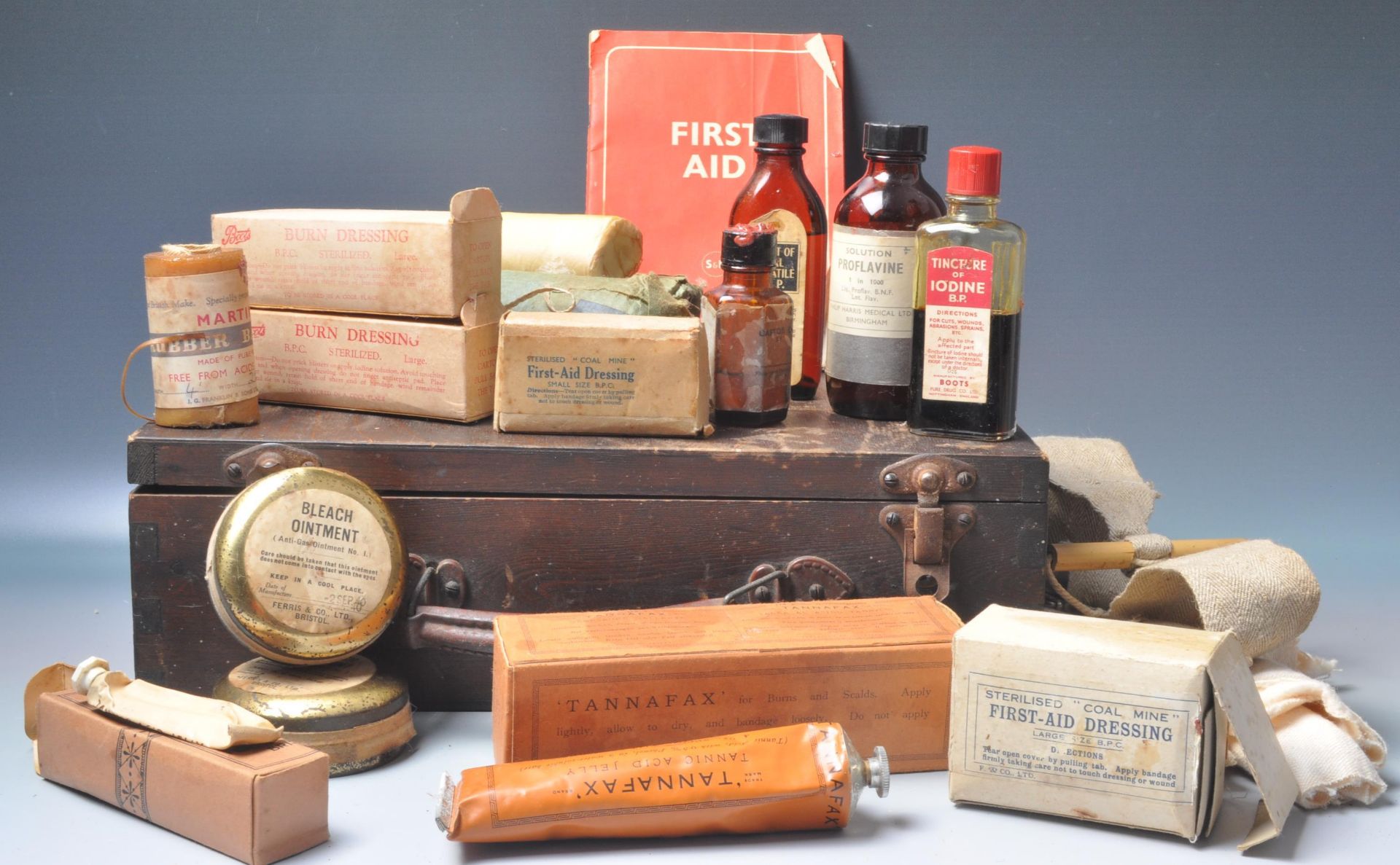 WWII 1940S 20TH CENTURY MILITARY FIRST AID BOX - Image 2 of 6