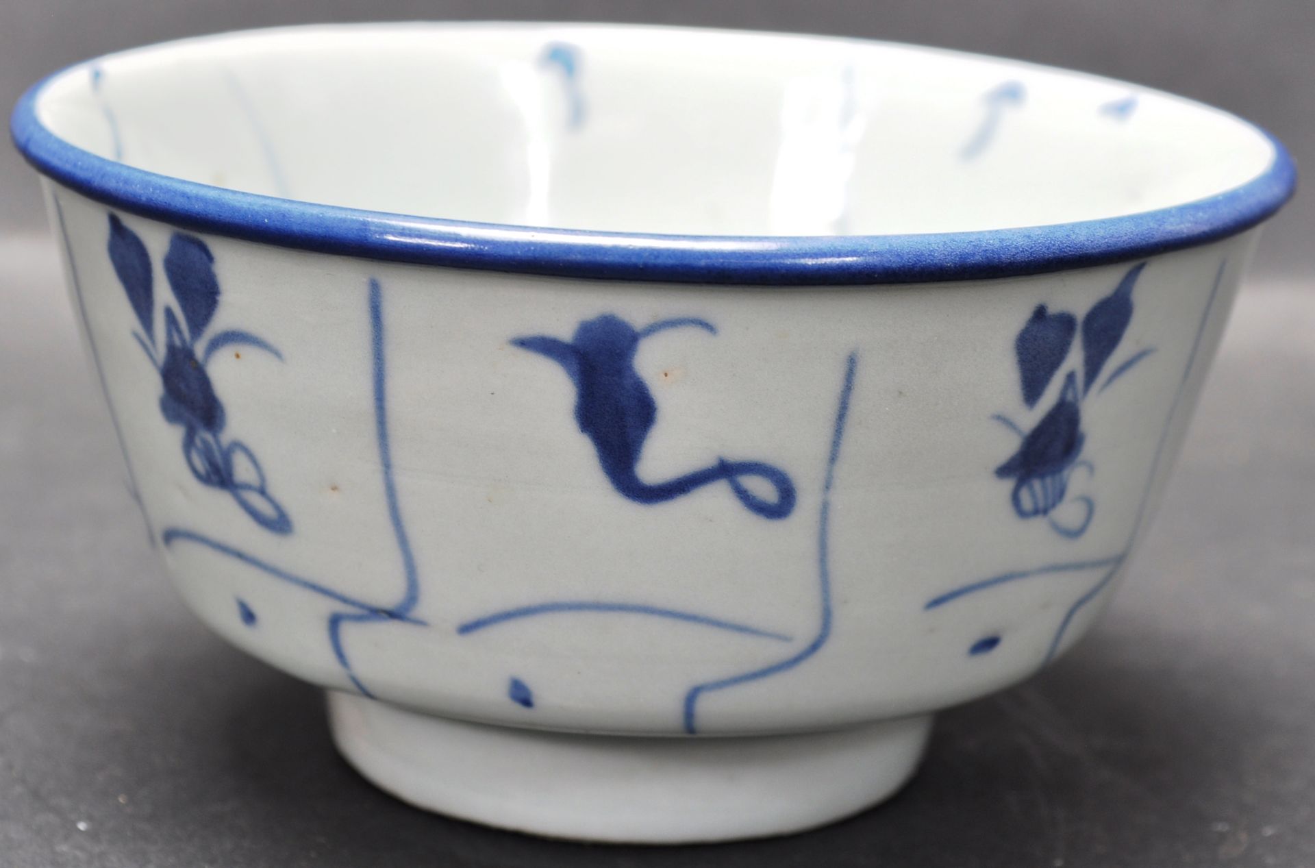 18TH CENTURY CHINESE ORIENTAL BLUE AND WHITE RICE BOWL - Image 3 of 5