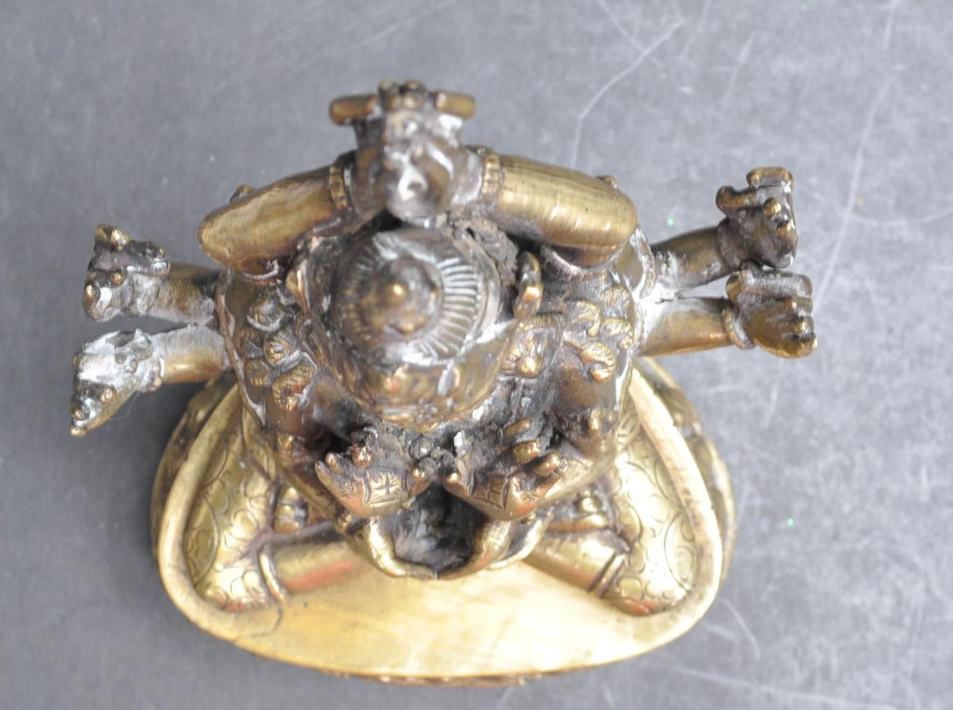 20TH CENTURY TIBETAN BUDDHISM LOTUS SEAT 12 HANDS VAJRA GUAN YIN BUDDHA - Image 5 of 6