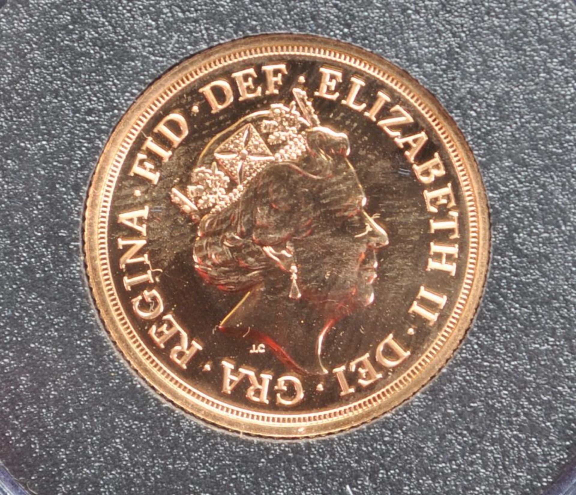 2016 ELIZABETH II 22CT GOLD SOVEREIGN - Image 2 of 6