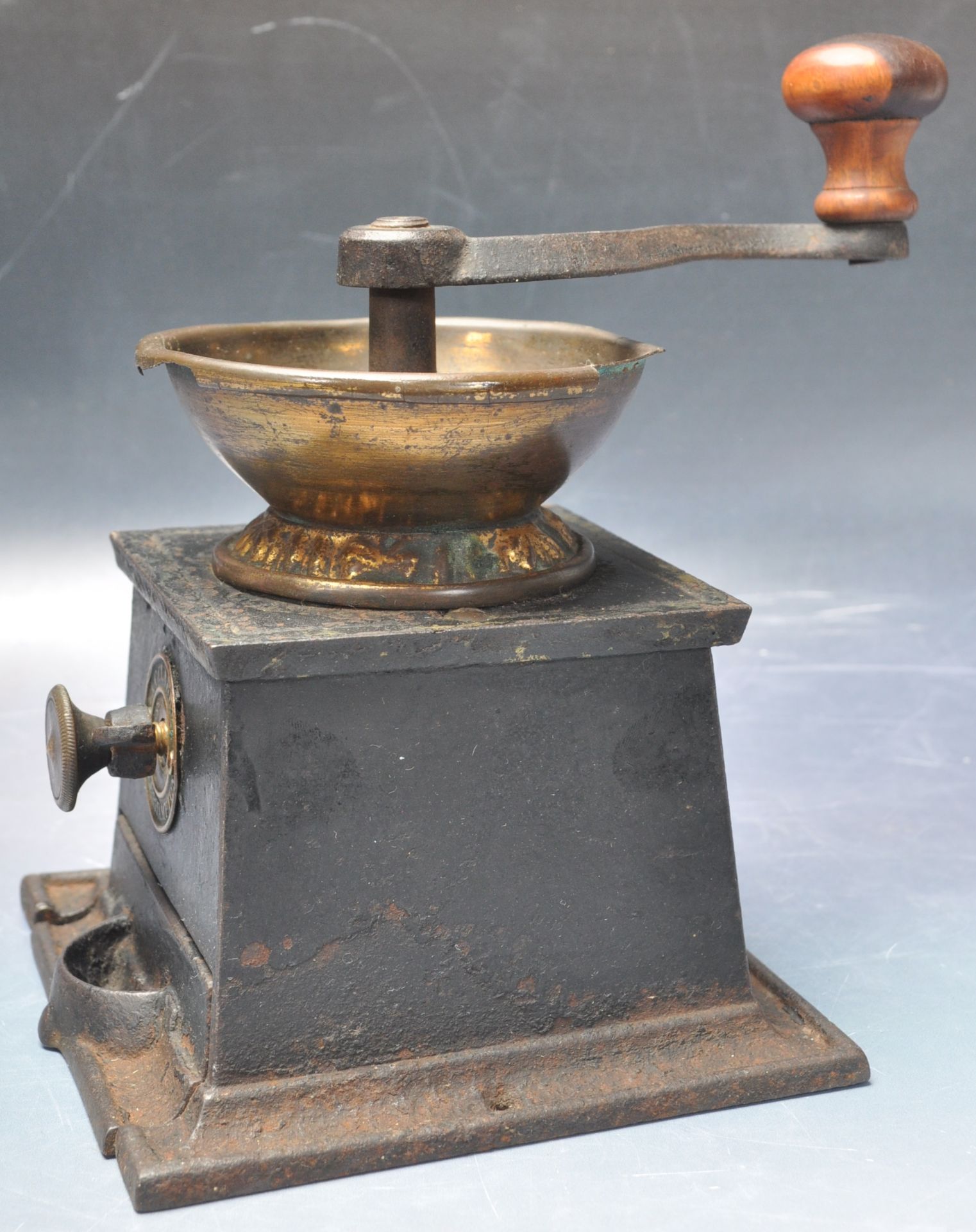 EARLY 20TH CENTURY CAST IRON T & C COFFEE GRINDER - Image 4 of 6