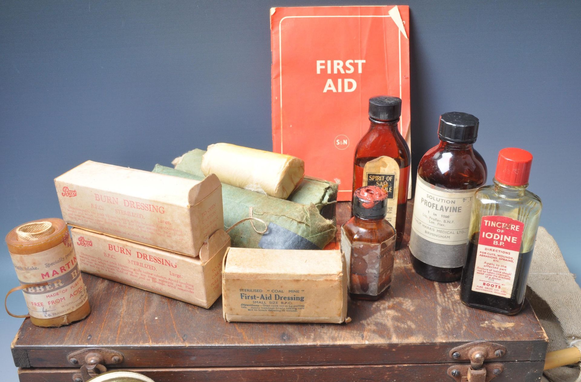 WWII 1940S 20TH CENTURY MILITARY FIRST AID BOX - Image 4 of 6