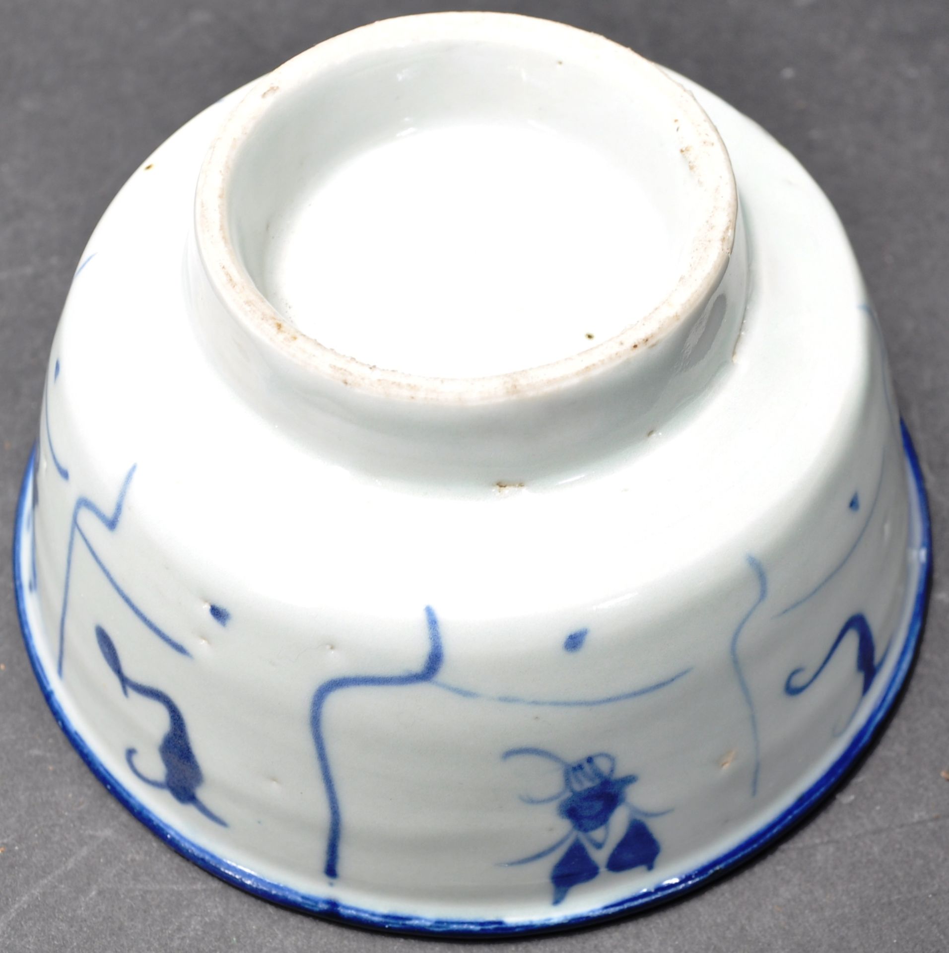 18TH CENTURY CHINESE ORIENTAL BLUE AND WHITE RICE BOWL - Image 5 of 5