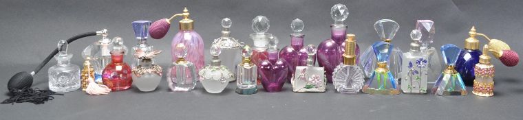 LARGE COLLECTION OF VINTAGE PERFUME SCENT BOTTLES.