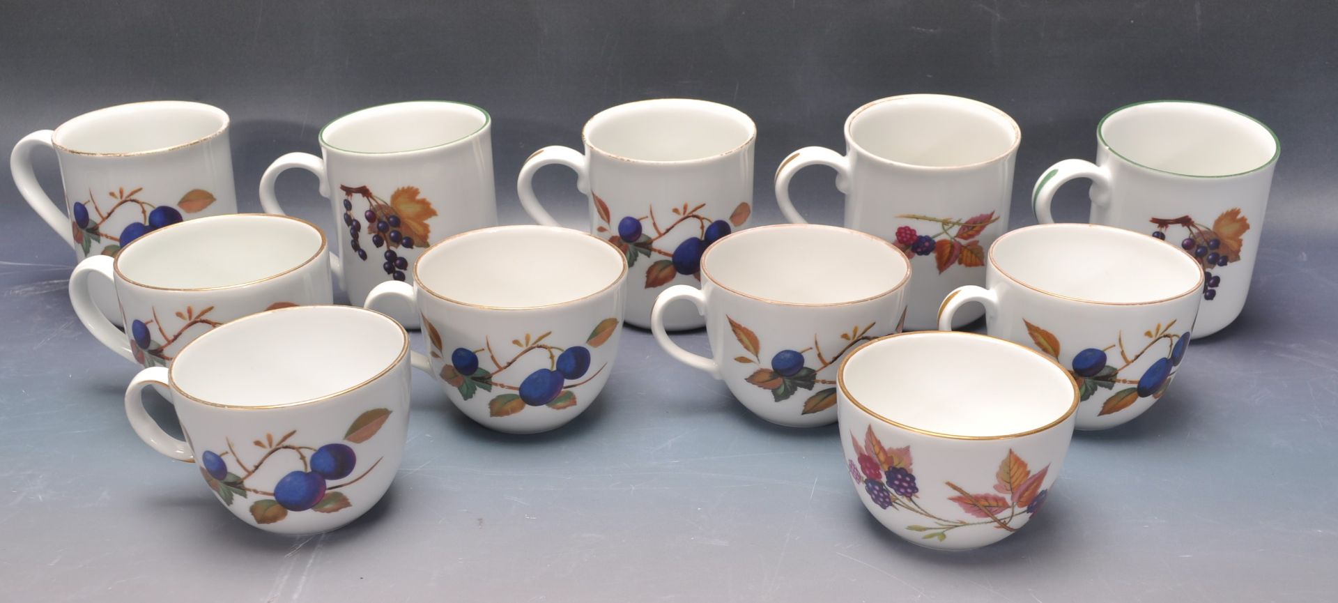 LARGE COLLECTION OF VINTAGE 20TH CENTURY ROYAL WORCESTER EVESHAM TABLEWARE - Image 7 of 16