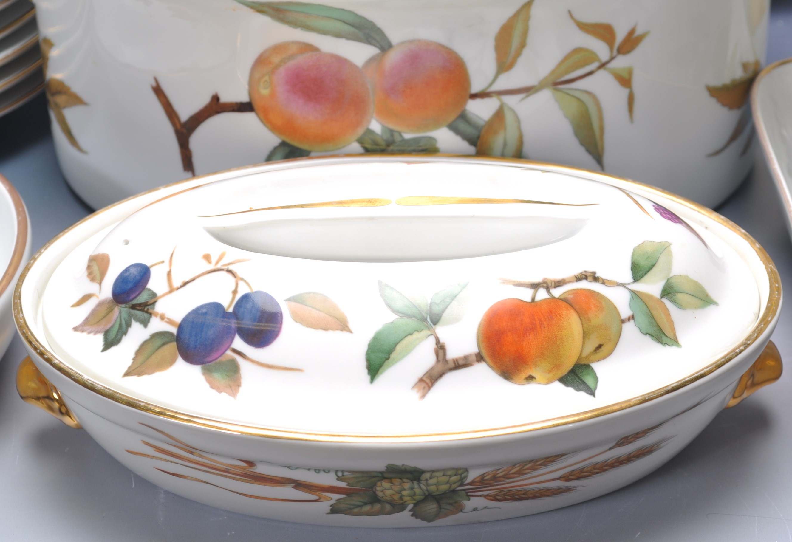 LARGE COLLECTION OF VINTAGE 20TH CENTURY ROYAL WORCESTER EVESHAM TABLEWARE - Image 2 of 16