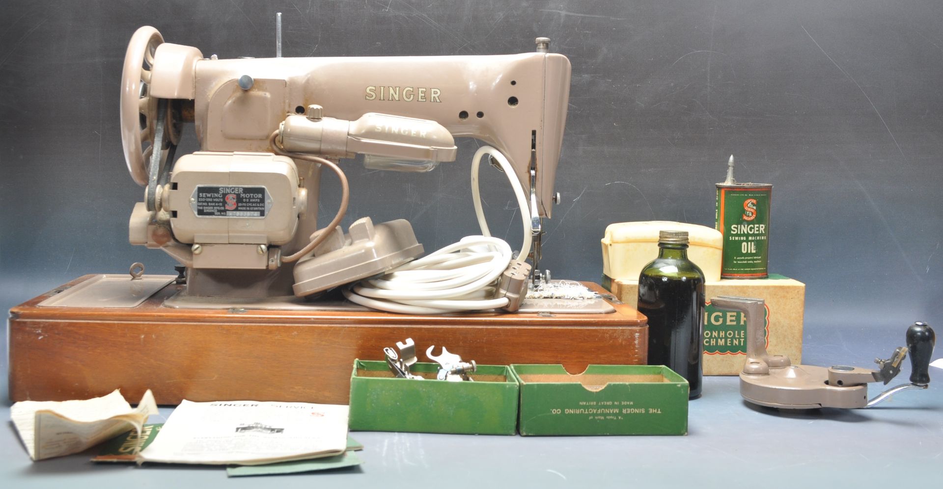 VINTAGE 20TH CENTURY 201K SEWING MACHINE AND EXTRAS - Image 2 of 11