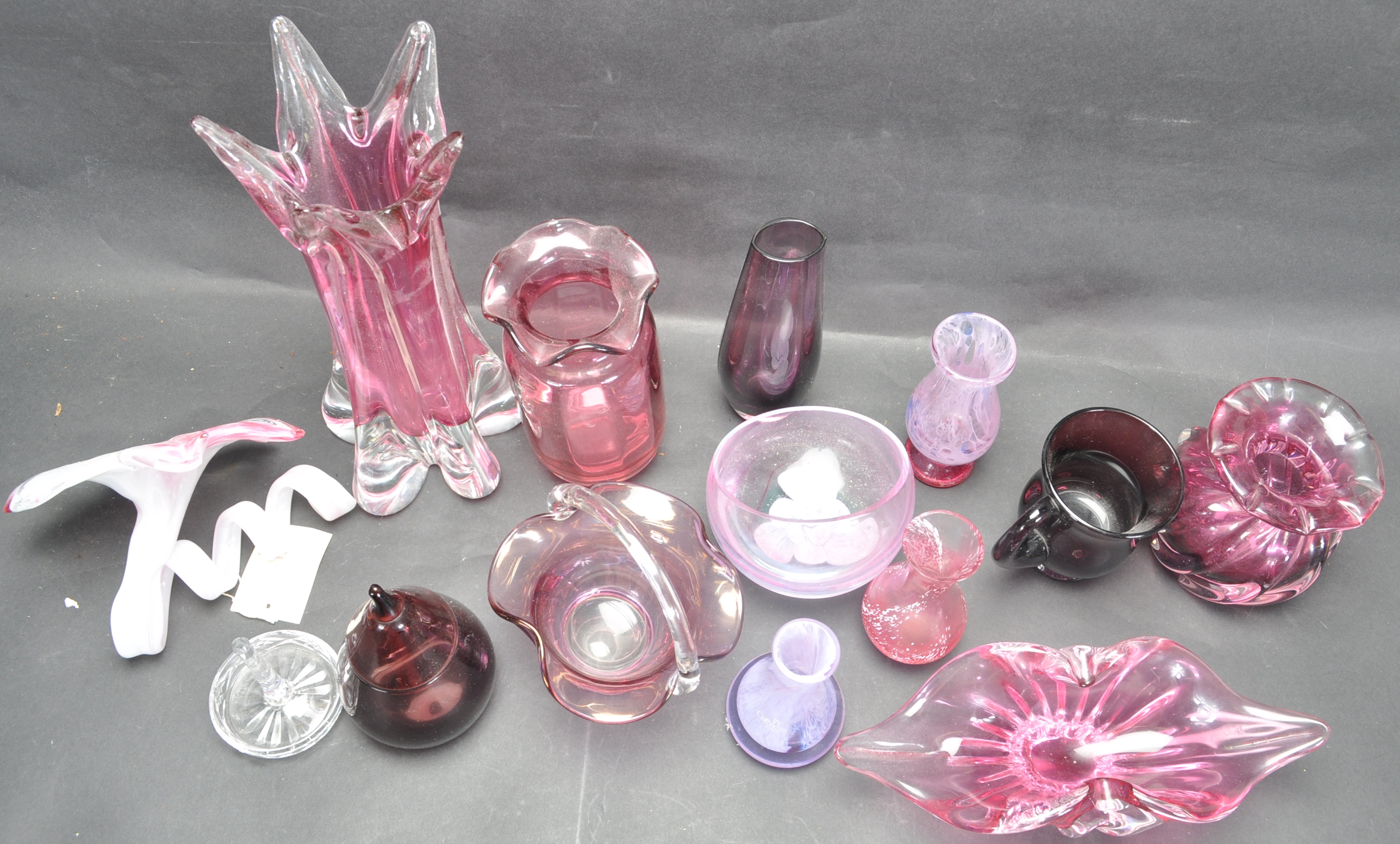COLLECTION OF 20TH CENTURY GLASS VASES AND ORNAMENTS. - Image 6 of 9