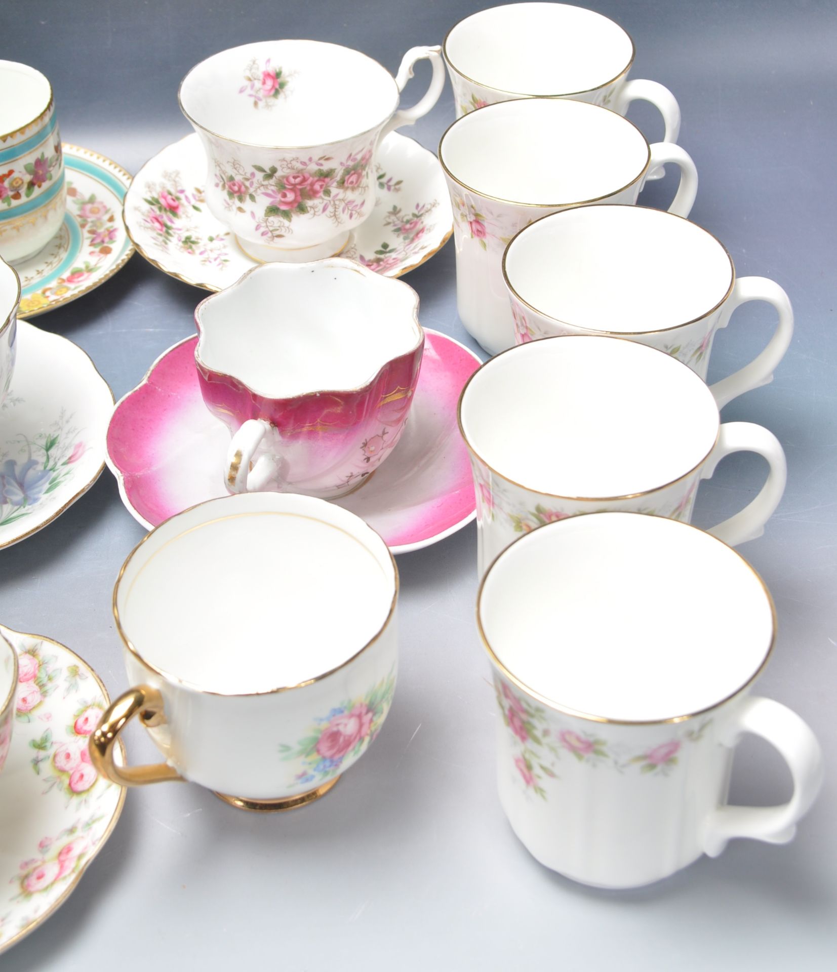 COLLECTION OF VINTAGE TEA CUPS AND SAUCERS. - Image 6 of 10