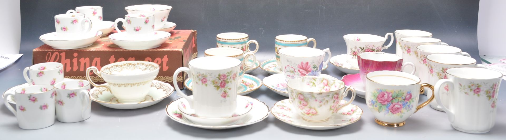 COLLECTION OF VINTAGE TEA CUPS AND SAUCERS.