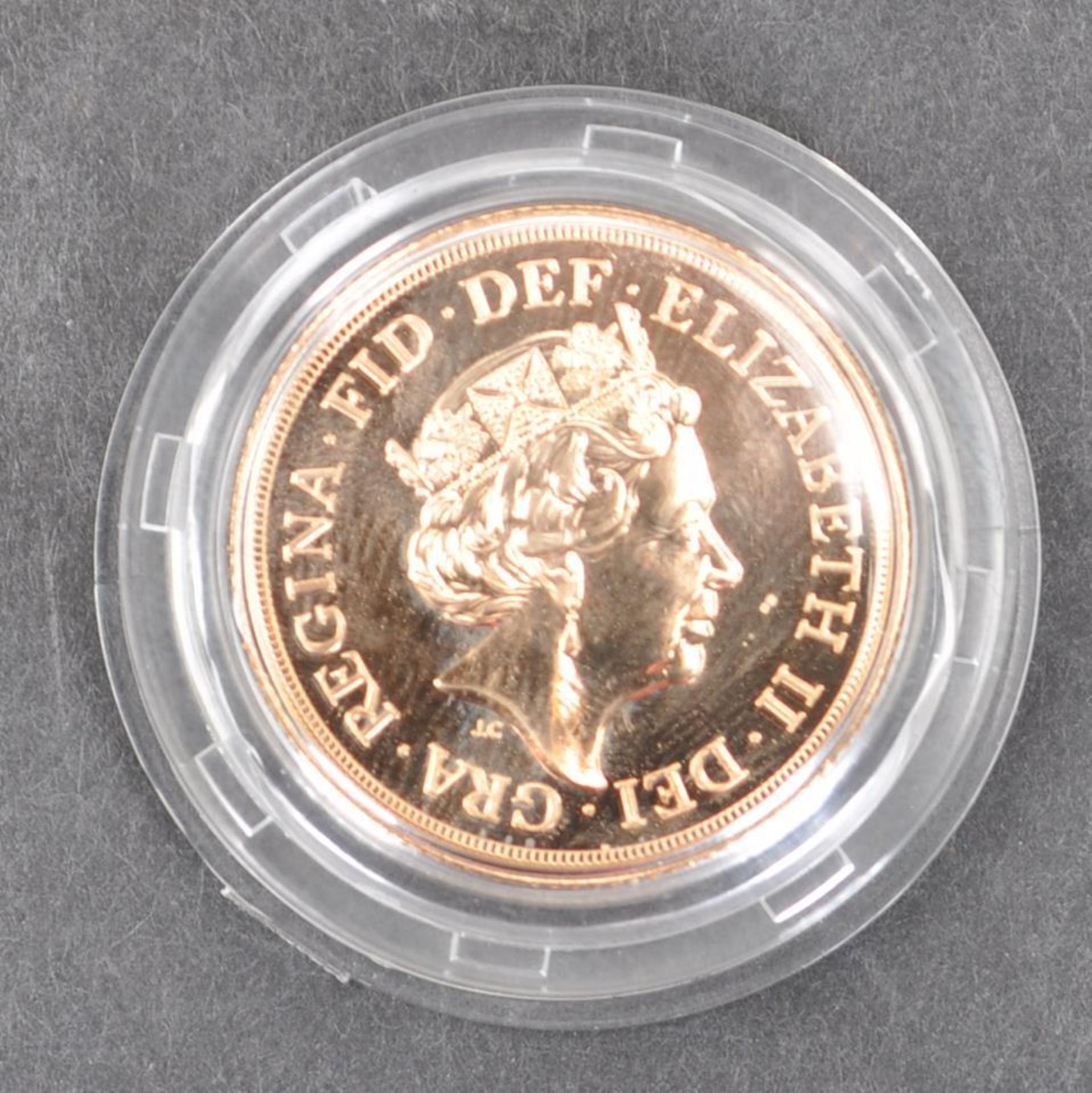 2016 ELIZABETH II 22CT GOLD BRILLIANT SOVEREIGN COIN - Image 2 of 5