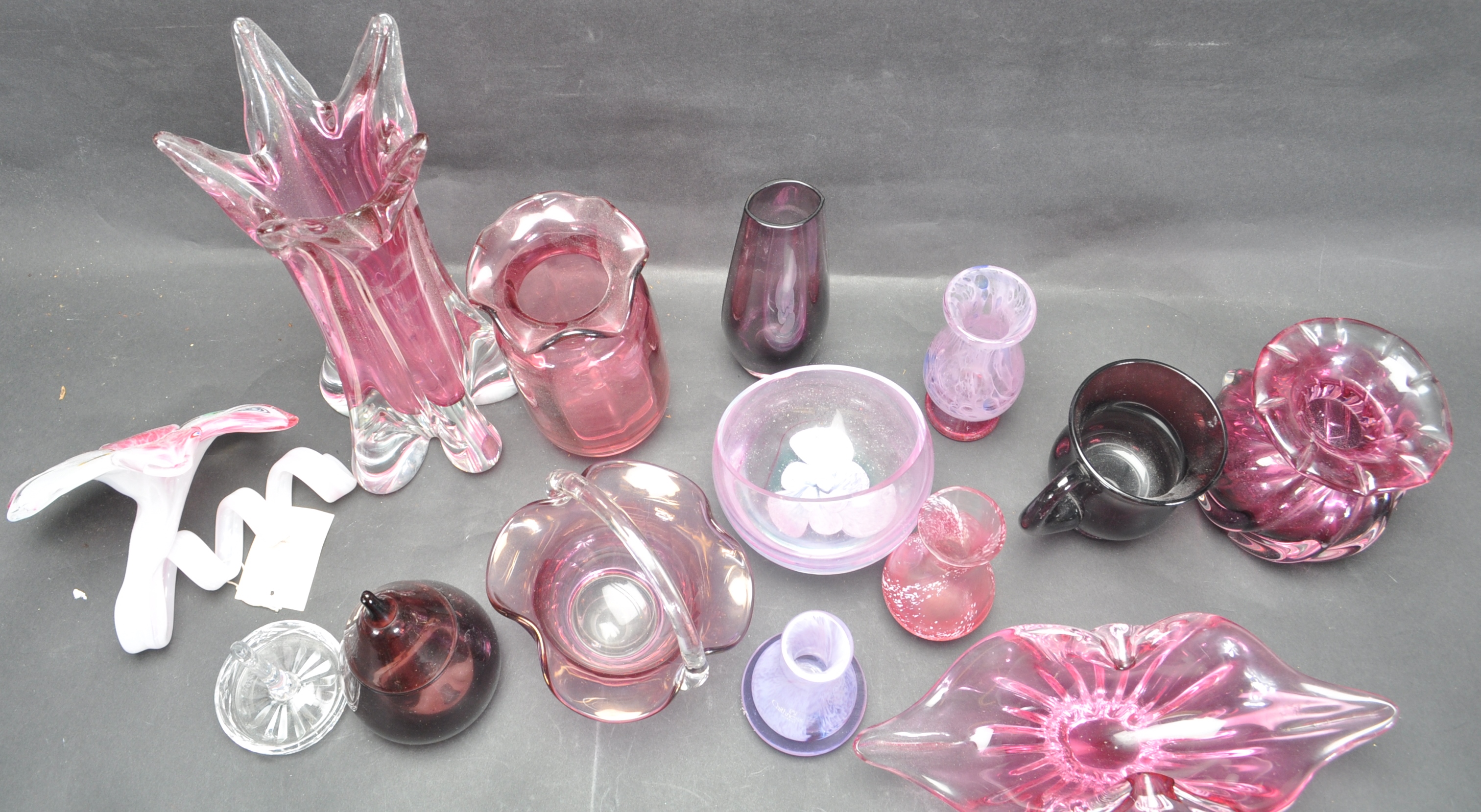 COLLECTION OF 20TH CENTURY GLASS VASES AND ORNAMENTS. - Image 4 of 9
