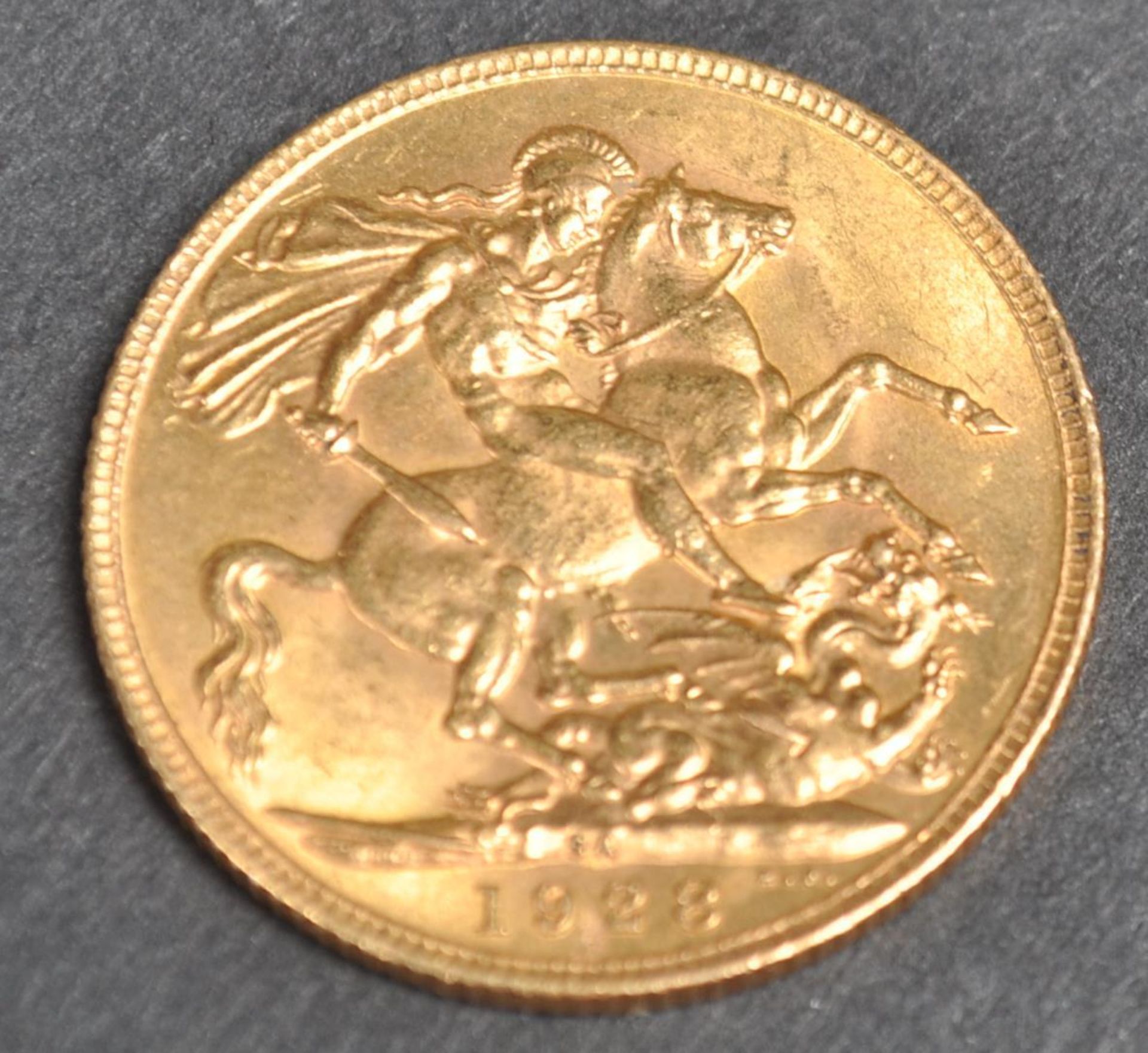 22CT GOLD 1928 SOUTH AFRICA MINT FULL SOVEREIGN COIN. - Image 2 of 2