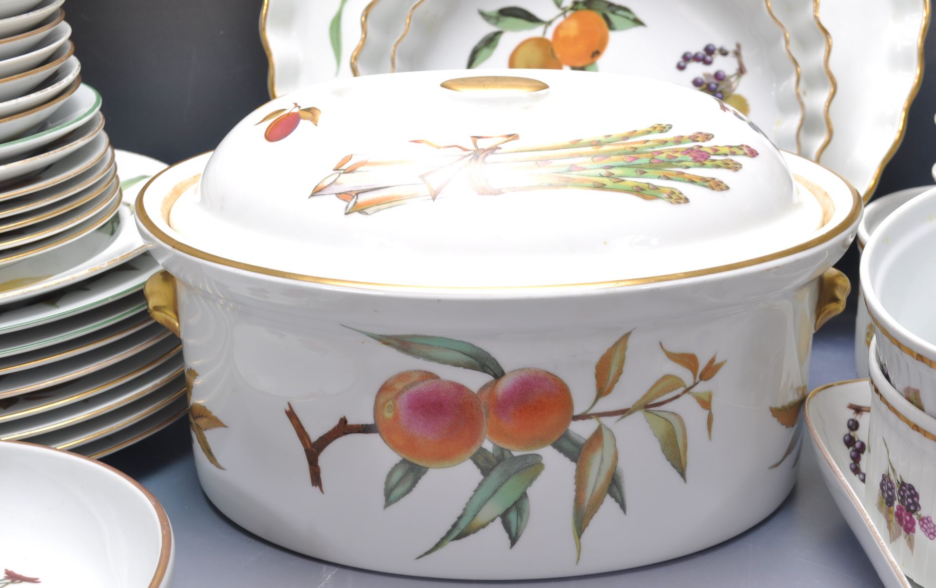 LARGE COLLECTION OF VINTAGE 20TH CENTURY ROYAL WORCESTER EVESHAM TABLEWARE - Image 3 of 16