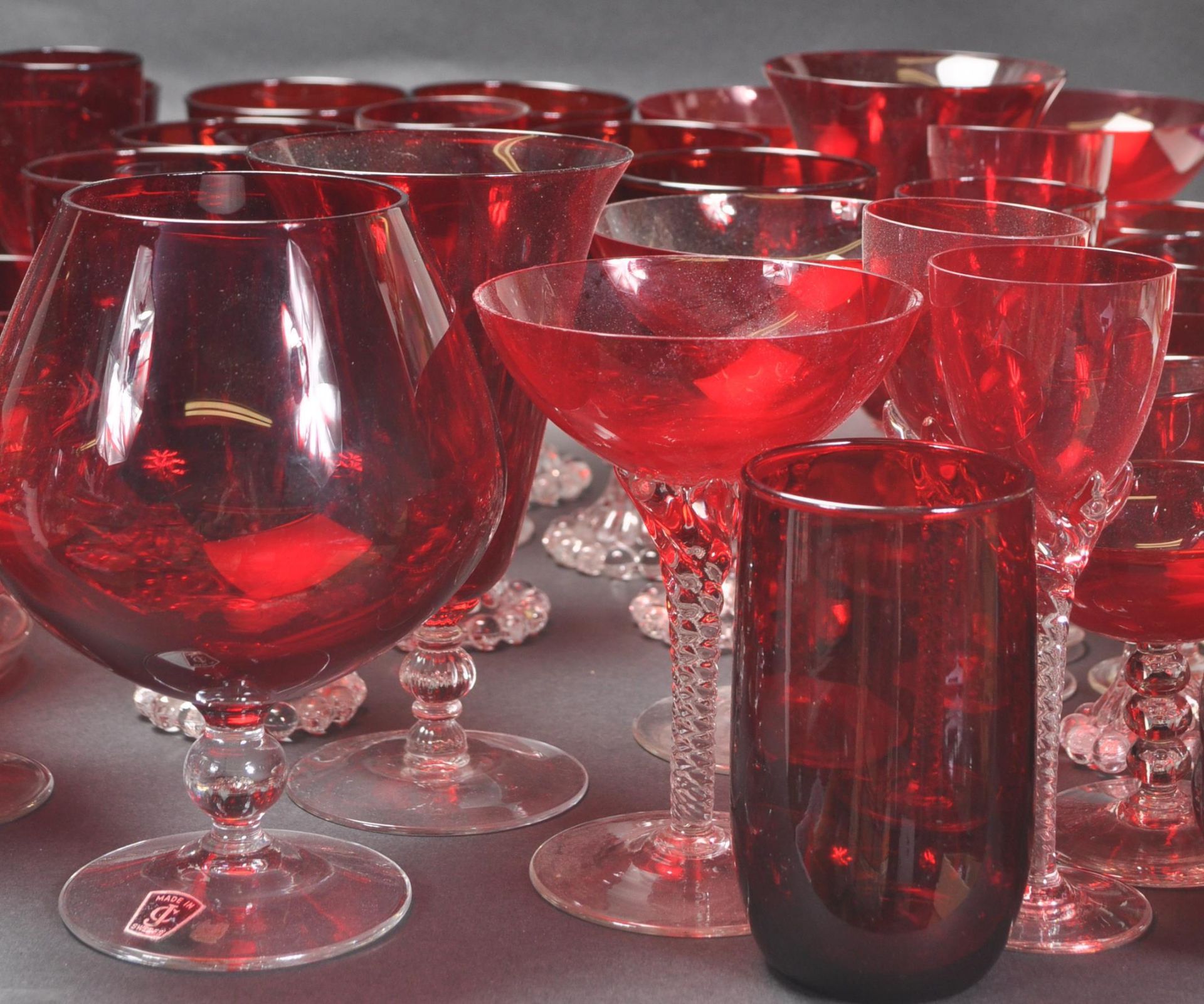 LARGE MIXED COLLECTION OF RED ANCHOR HOCKING GLASSWARE - Image 2 of 10