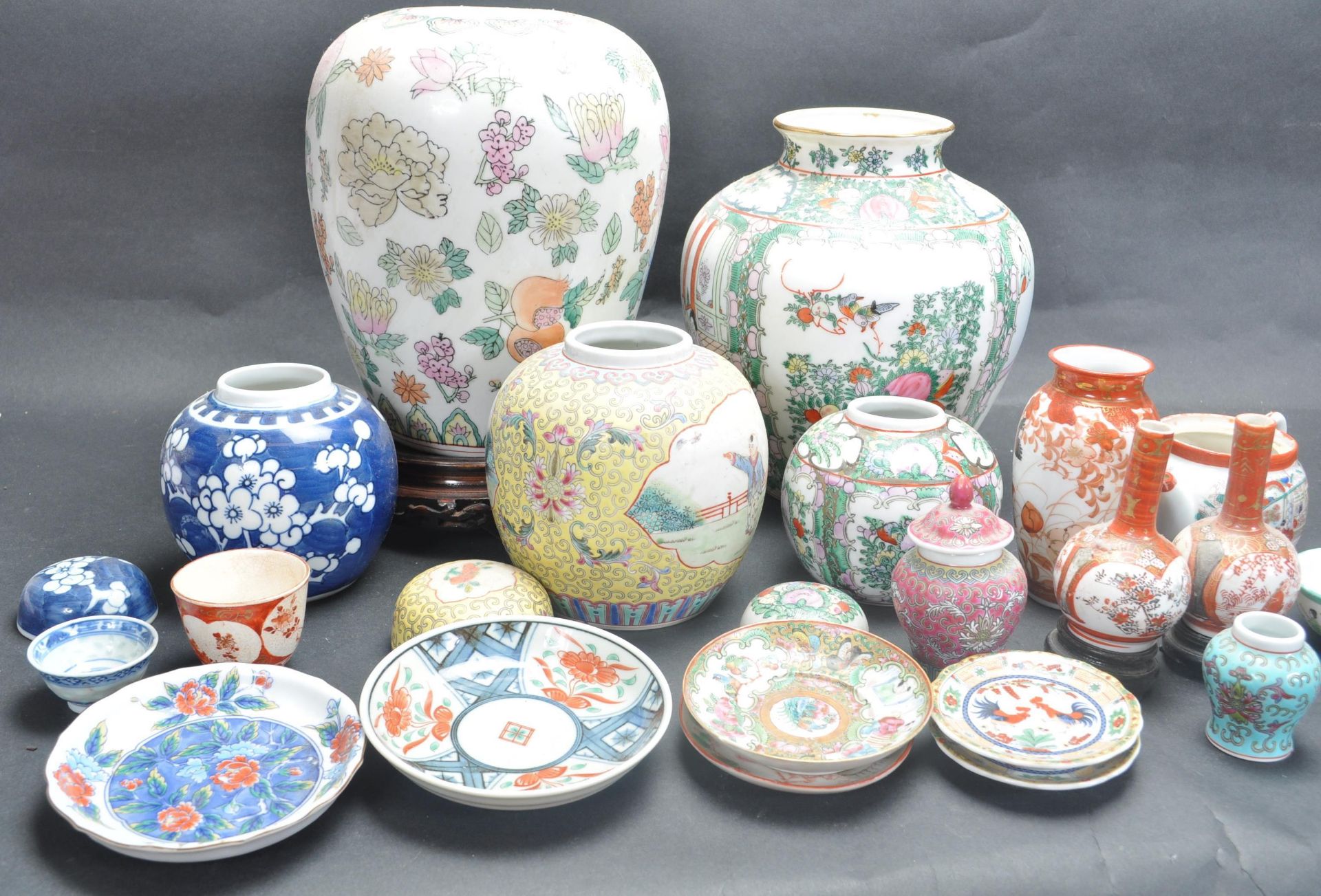 COLLECTION OF 20TH CENTURY CHINESE GINGER JARS, PLATES AND VASES. - Image 5 of 11