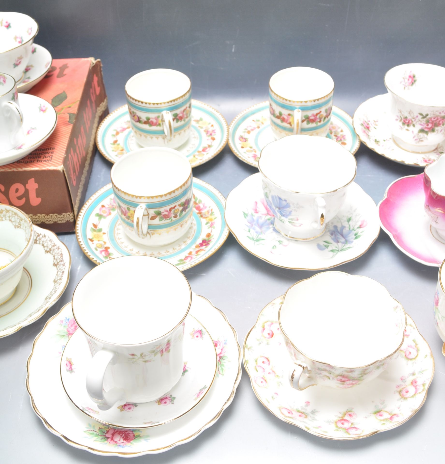 COLLECTION OF VINTAGE TEA CUPS AND SAUCERS. - Image 5 of 10