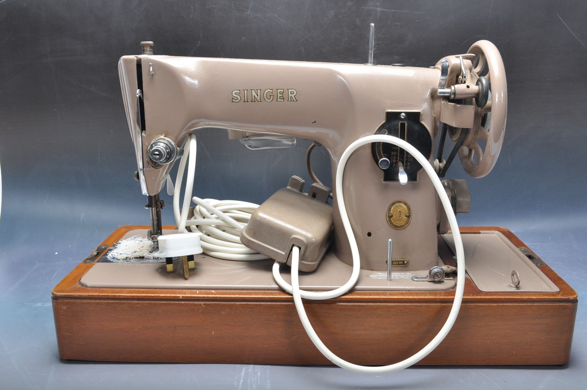 VINTAGE 20TH CENTURY 201K SEWING MACHINE AND EXTRAS - Image 9 of 11