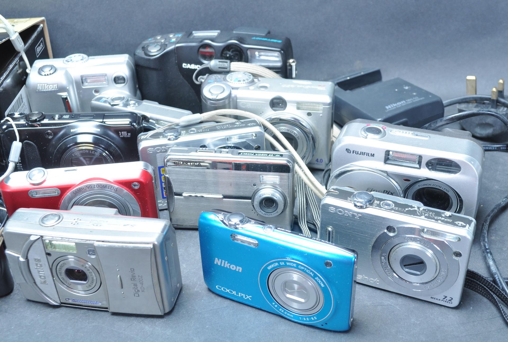 COLLECTION OF DIGITAL CAMERAS - Image 2 of 5