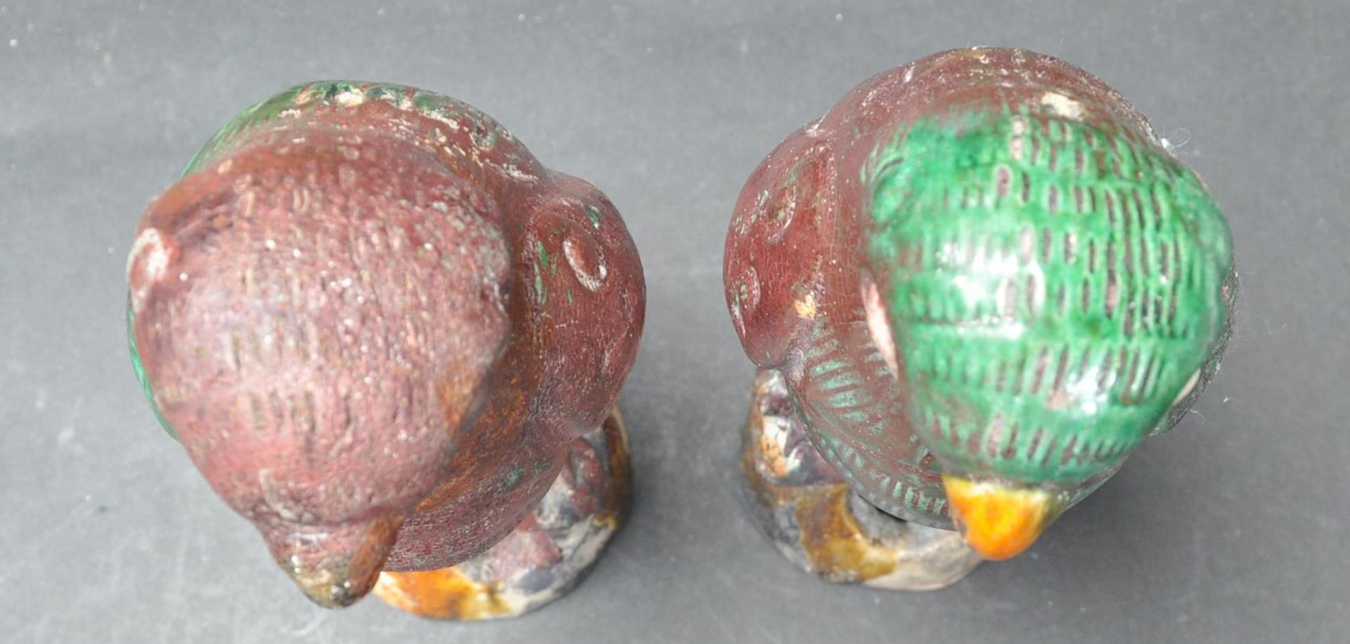 PAIR OF EARLY 20TH CENTURY CHINESE ORIENTAL PARROTS - Image 5 of 6