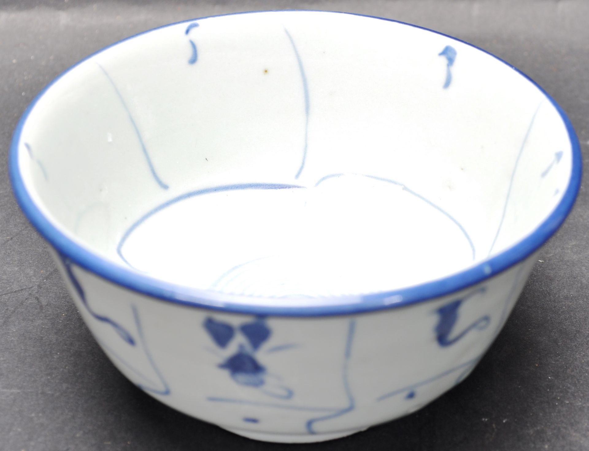 18TH CENTURY CHINESE ORIENTAL BLUE AND WHITE RICE BOWL - Image 4 of 5