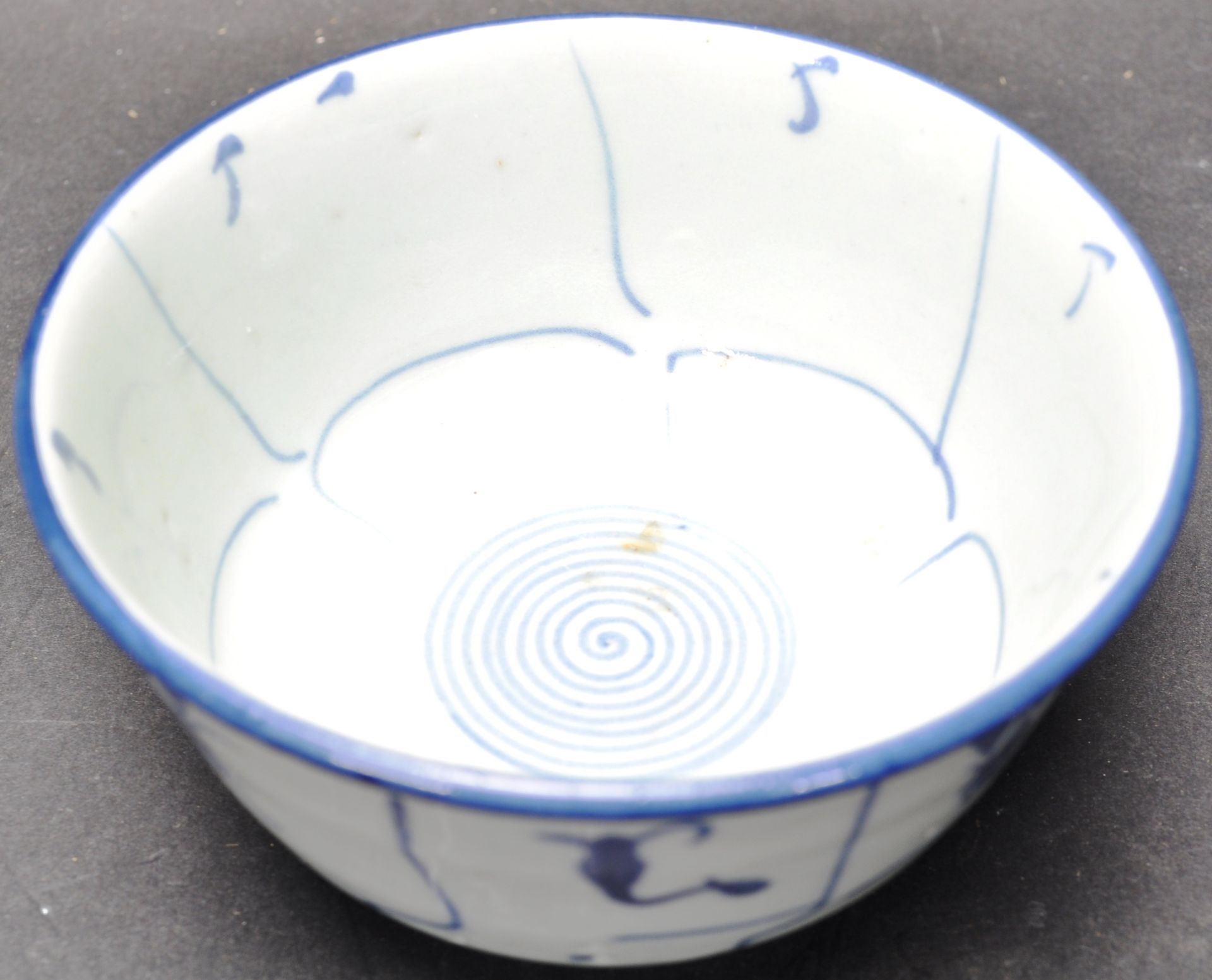 18TH CENTURY CHINESE ORIENTAL BLUE AND WHITE RICE BOWL - Image 2 of 5