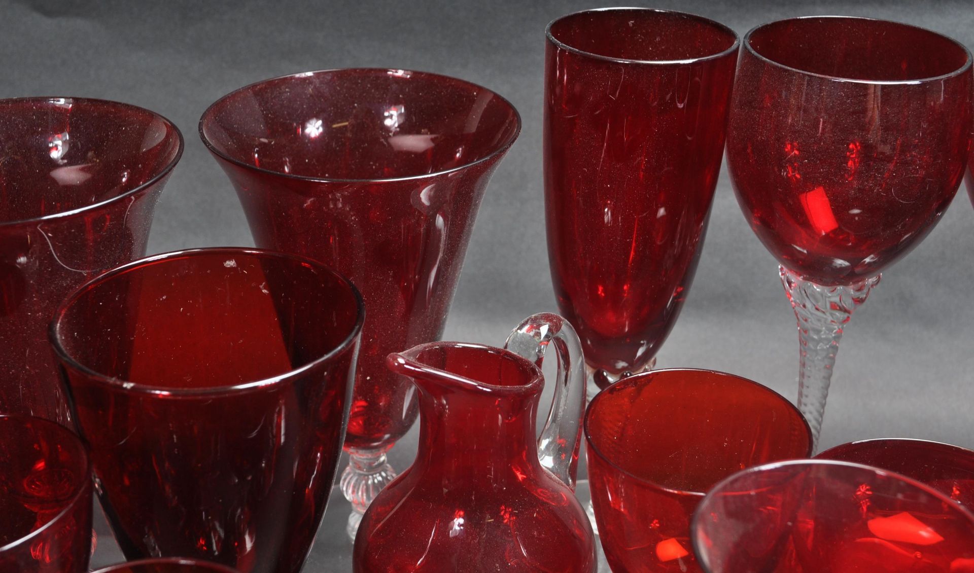 LARGE MIXED COLLECTION OF RED ANCHOR HOCKING GLASSWARE - Image 9 of 10