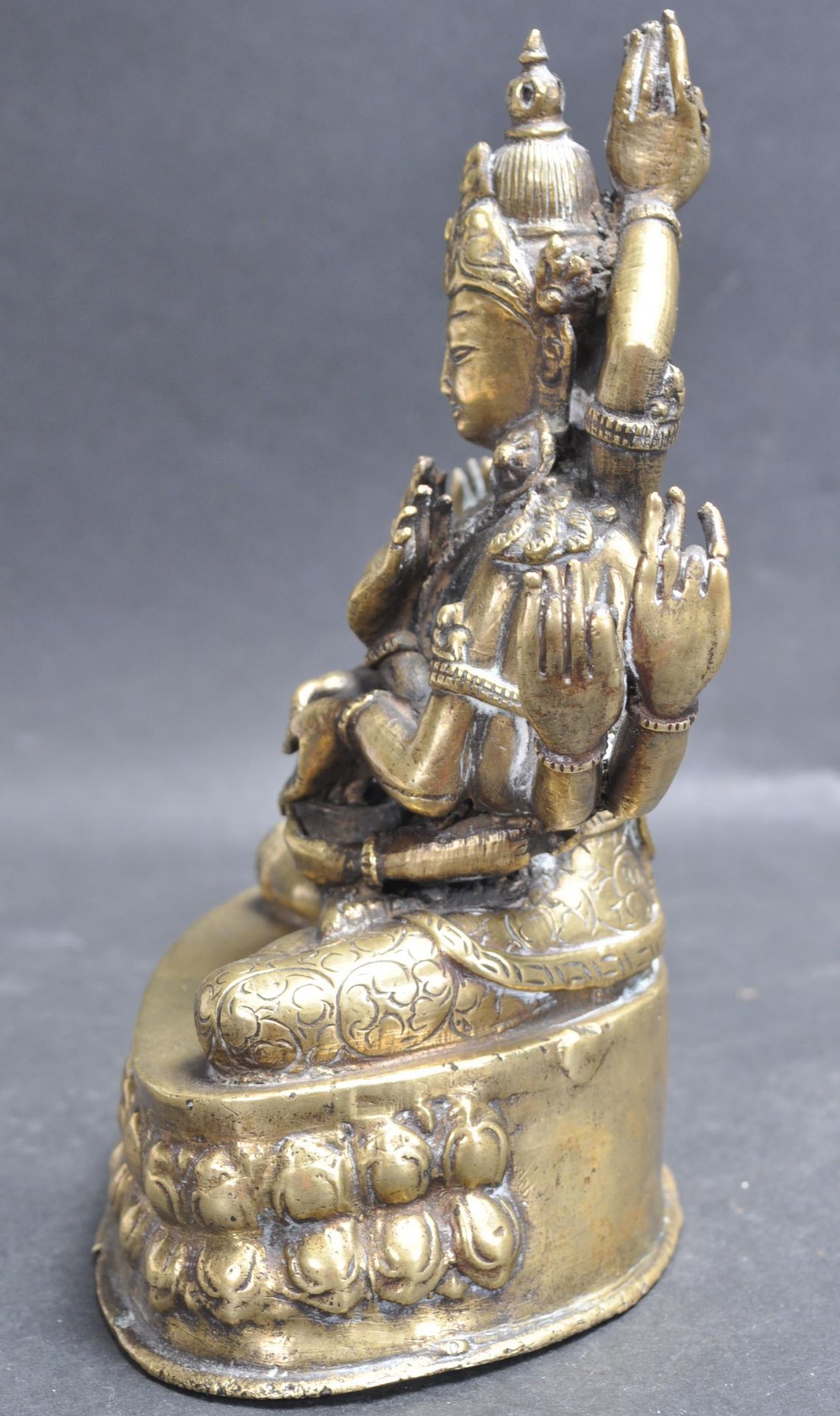 20TH CENTURY TIBETAN BUDDHISM LOTUS SEAT 12 HANDS VAJRA GUAN YIN BUDDHA - Image 4 of 6