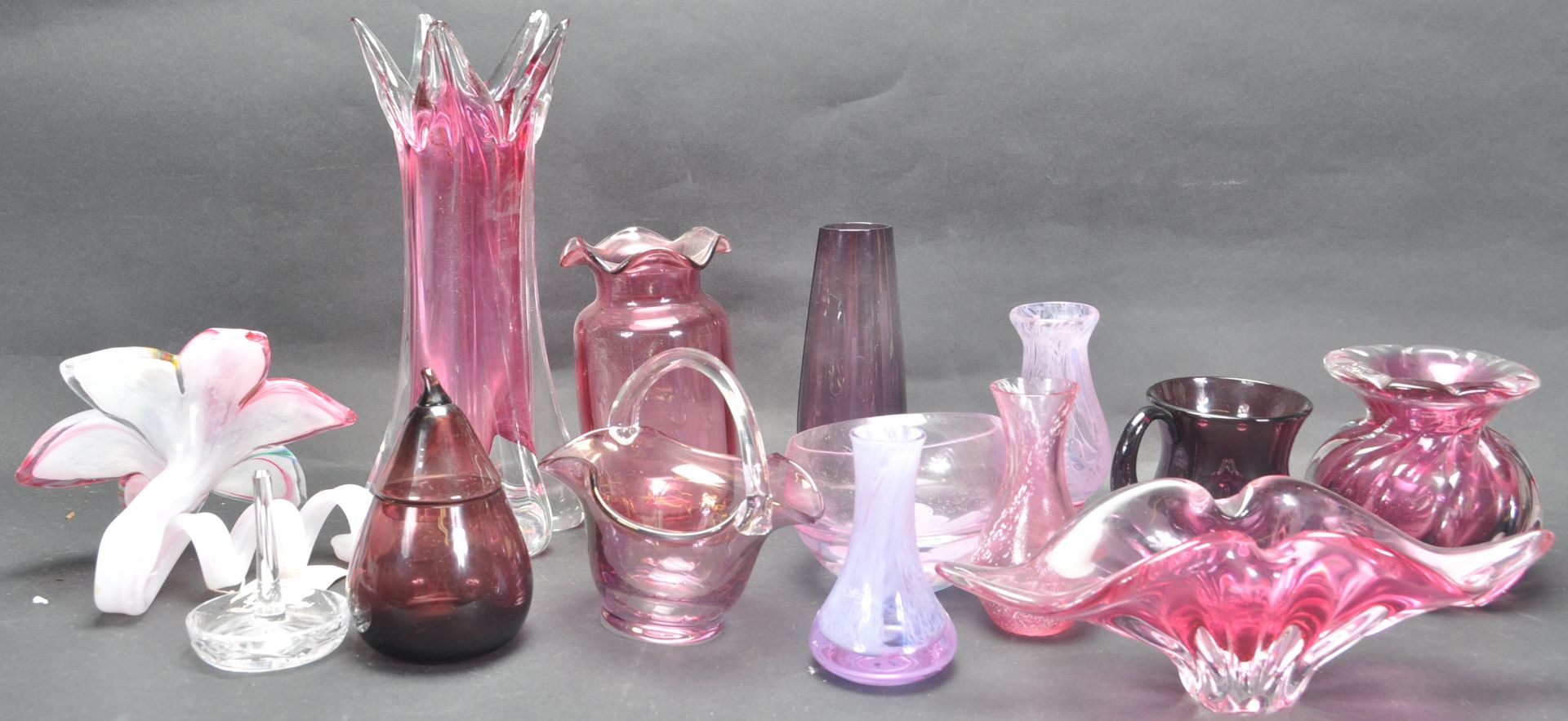 COLLECTION OF 20TH CENTURY GLASS VASES AND ORNAMENTS. - Image 3 of 9