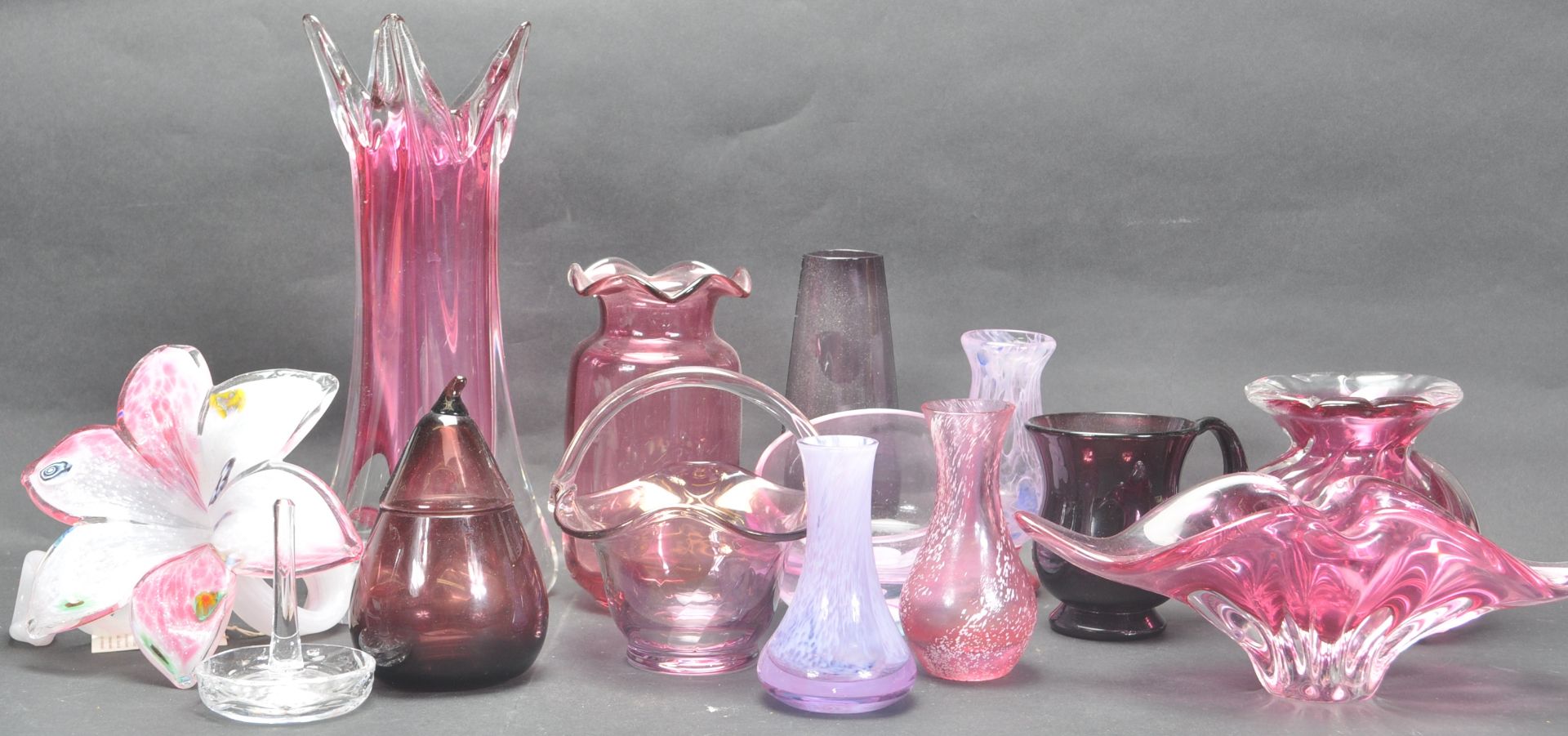 COLLECTION OF 20TH CENTURY GLASS VASES AND ORNAMENTS.