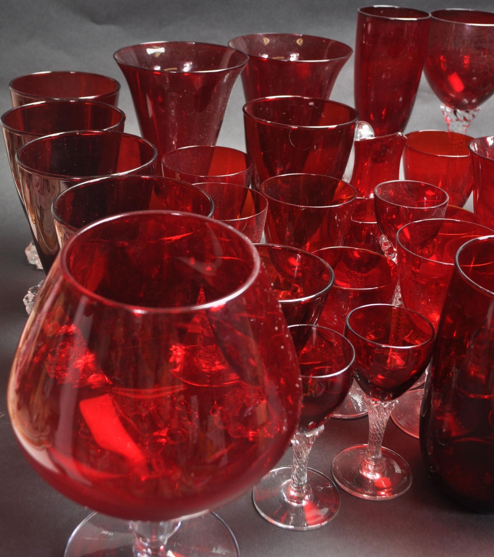 LARGE MIXED COLLECTION OF RED ANCHOR HOCKING GLASSWARE - Image 4 of 10