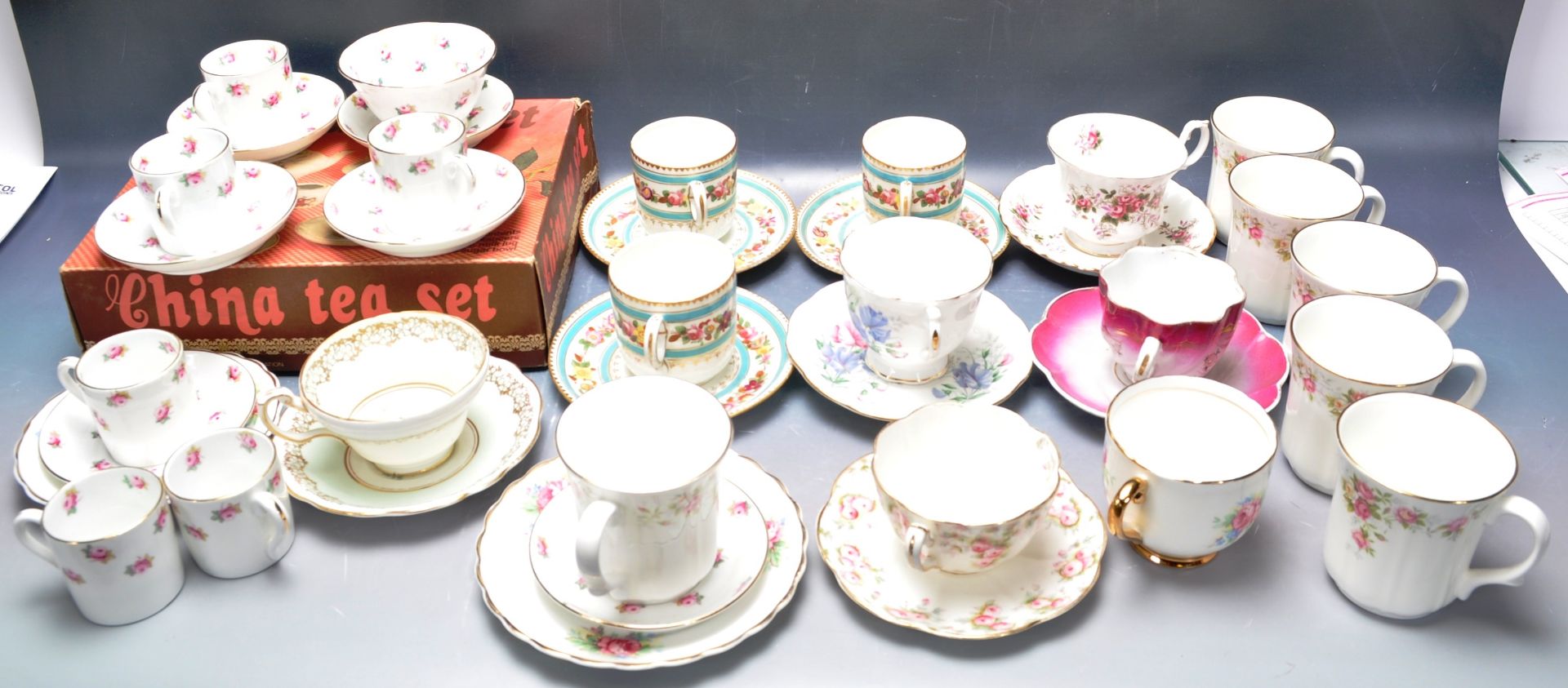 COLLECTION OF VINTAGE TEA CUPS AND SAUCERS. - Image 3 of 10