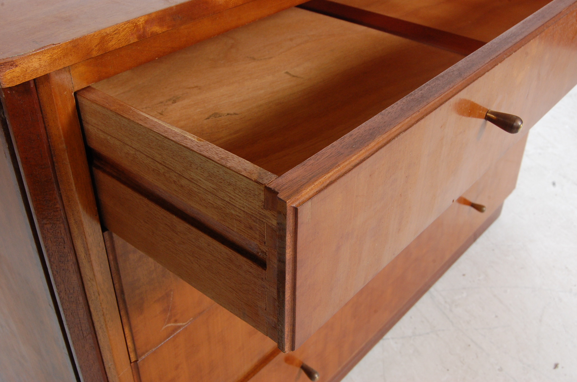 MID 20TH CENTURY WALNUT CHEST OF DRAWERS - Image 4 of 6