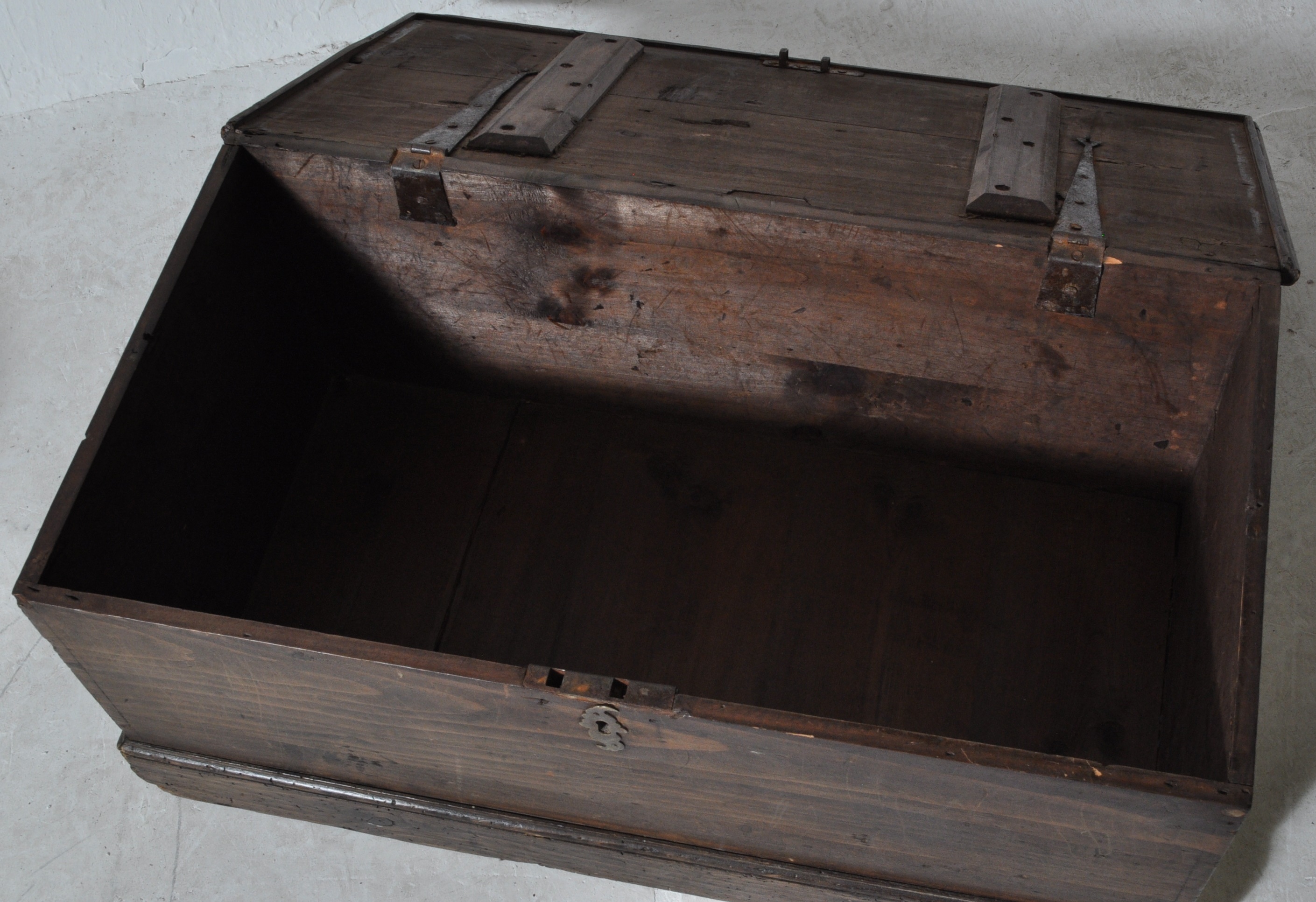 19TH CENTURY VICTORIAN OAK CHEST - Image 3 of 3