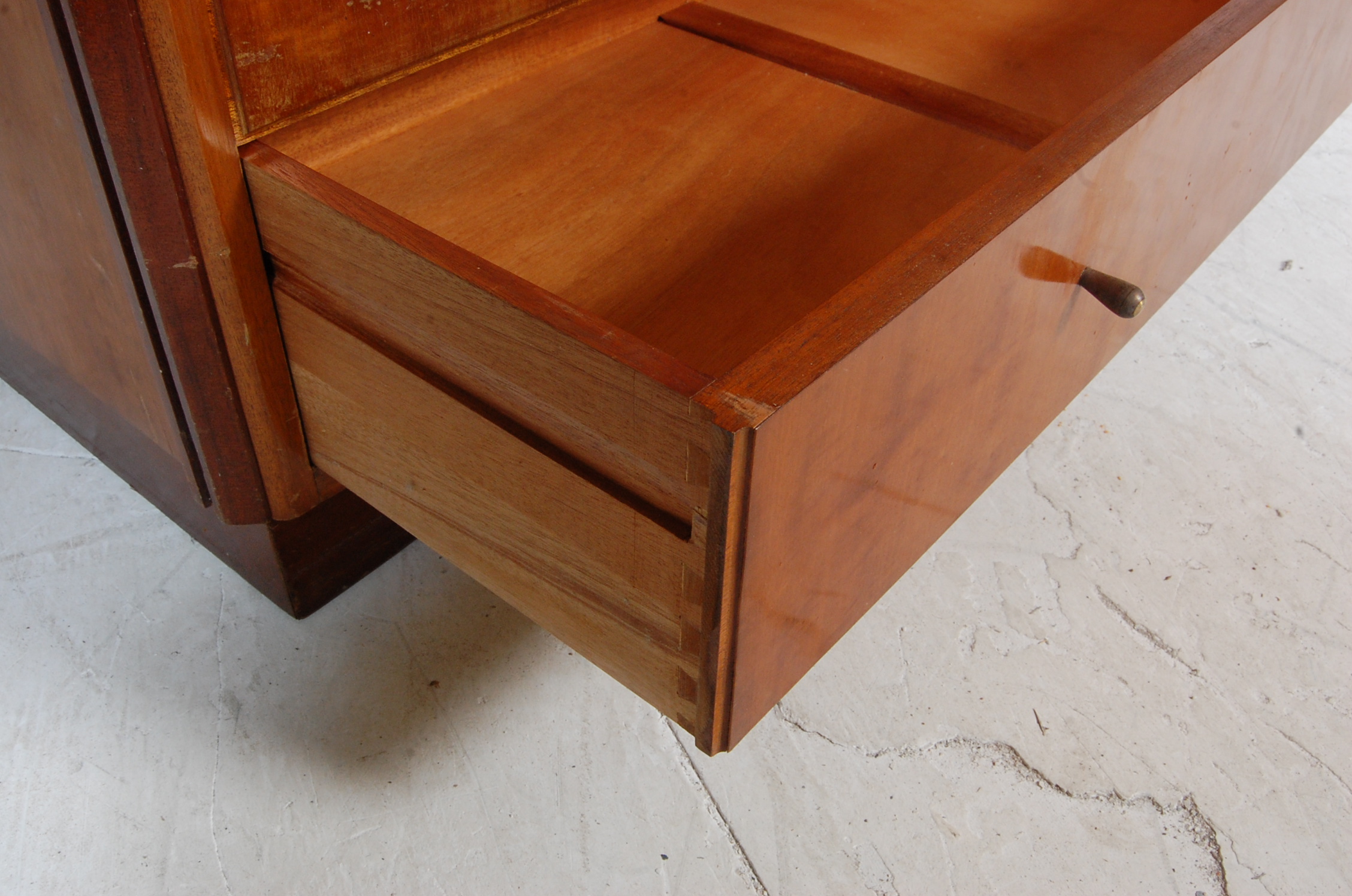 MID 20TH CENTURY WALNUT CHEST OF DRAWERS - Image 6 of 6